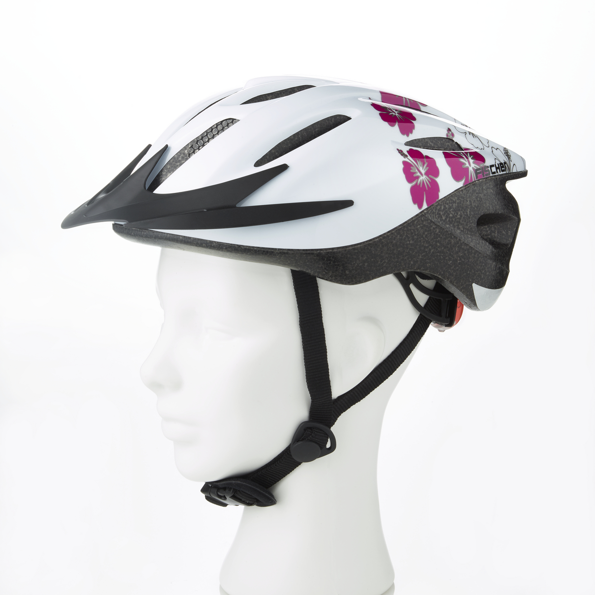 Weißer Fahrradhelm mit rosa Blumen, auf einem Schaufensterkopf. Schwarzes Visier und Riemen.