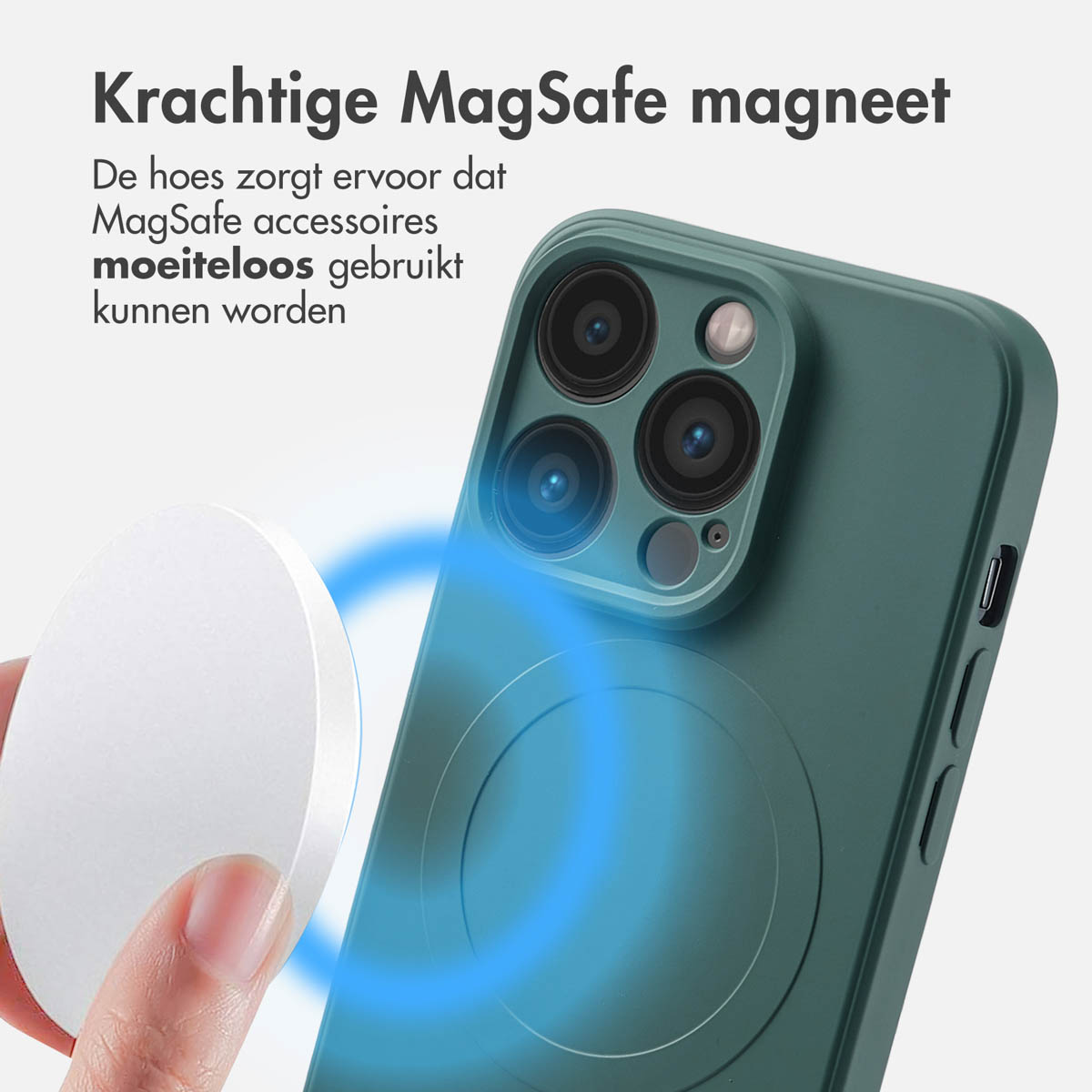 Groene telefoonhoes met een witte MagSafe ring. Een wit MagSafe accessoire wordt omhoog gehouden. Een blauwe gloed omringt de ring.