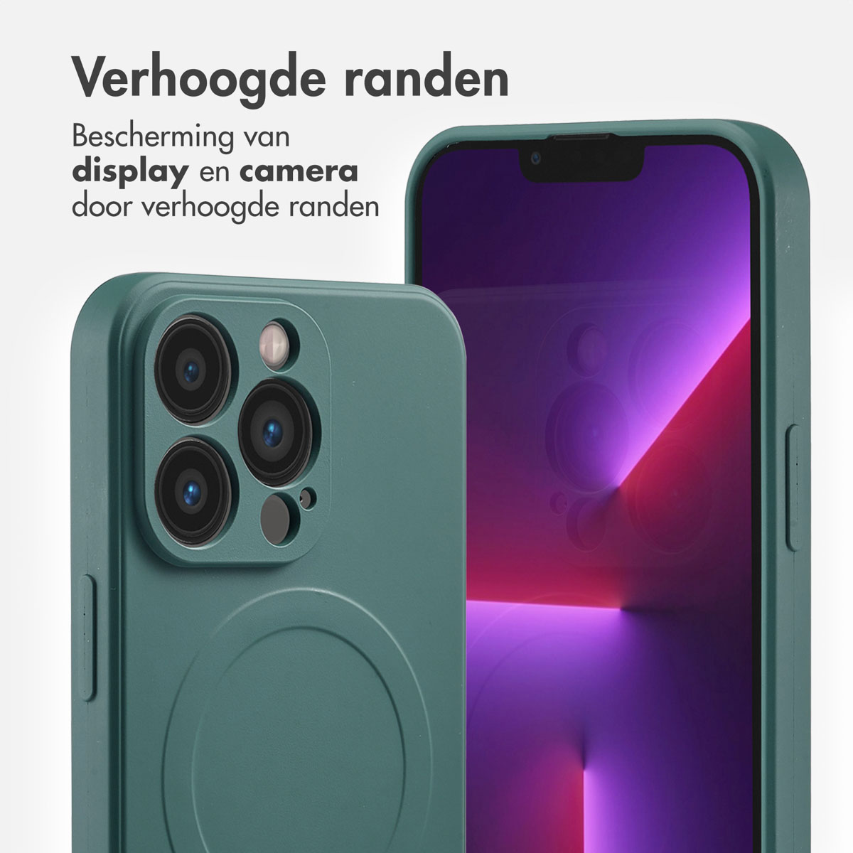 Groene telefoonhoes met telefoon erin. Achtergrond is wit.