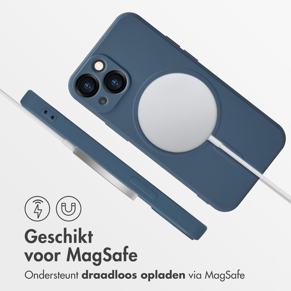 Telefoonhoesje met telefoon, met een witte oplader en een blauwe hoes. Tekst: Geschikt voor MagSafe.