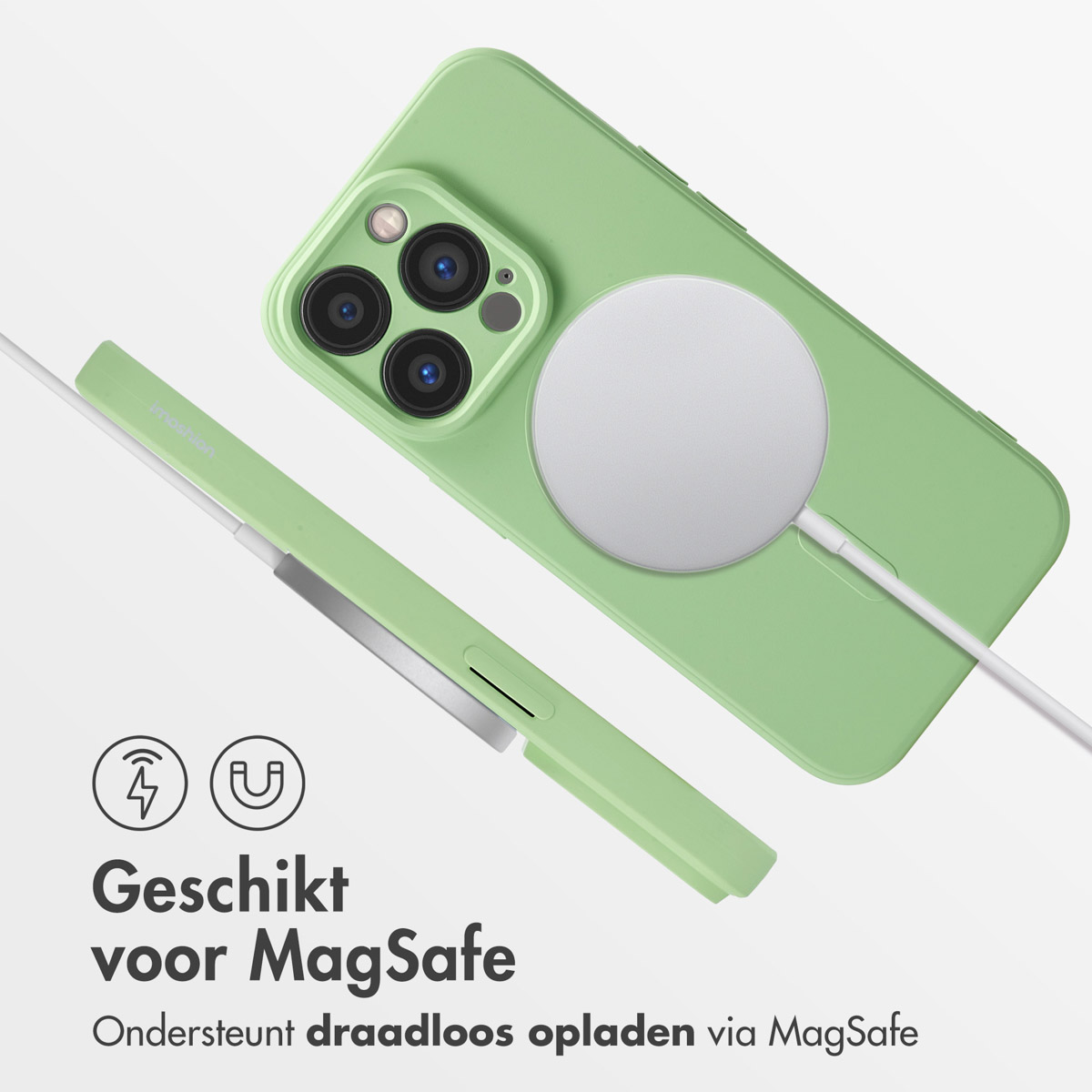 Een lichtgroen iPhone met MagSafe oplader en kabel.