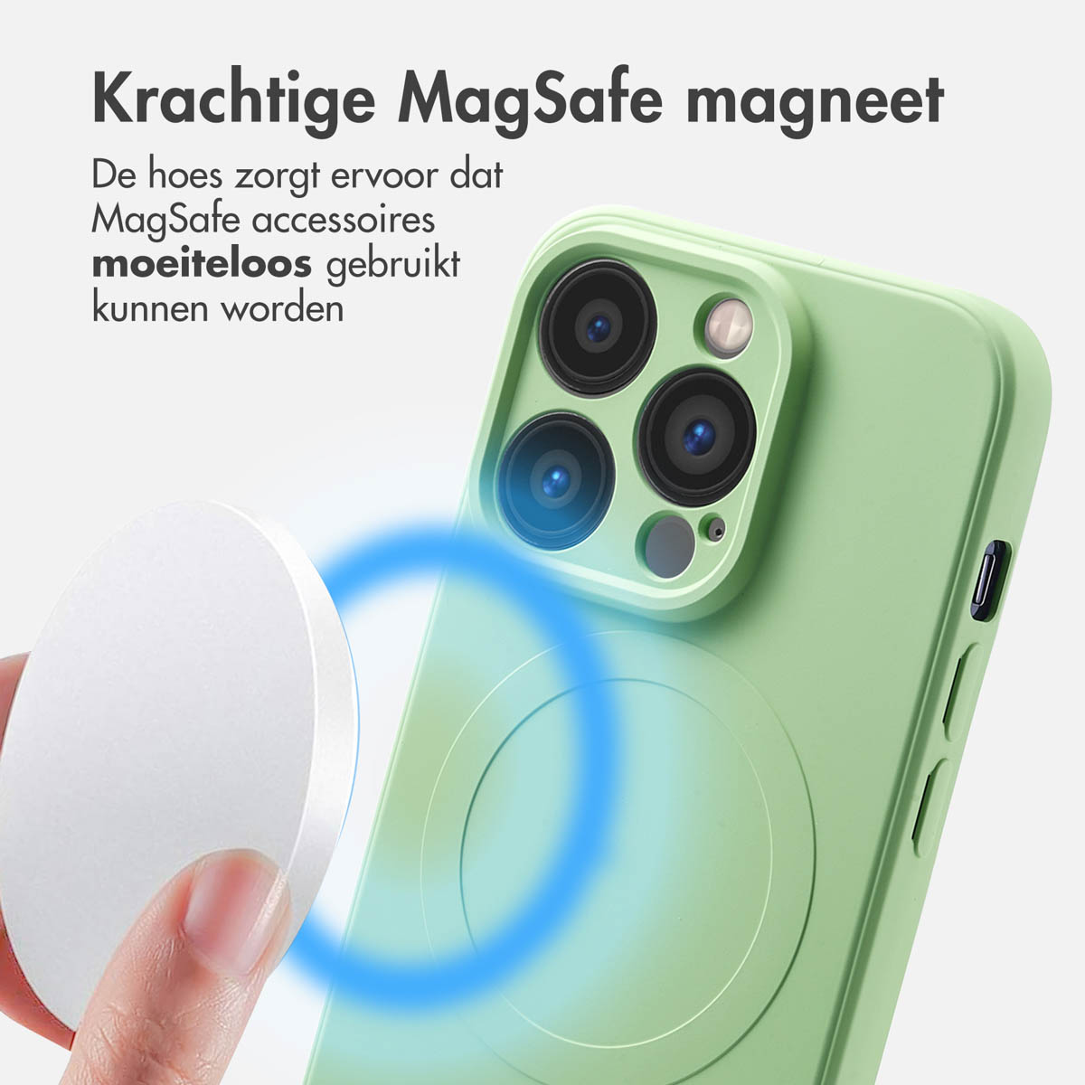 Een hand houdt een witte, cirkelvormige MagSafe-accessoire vast in de buurt van een groene telefoonhoes, met tekst over MagSafe-accessoires en een blauwe gloed.
