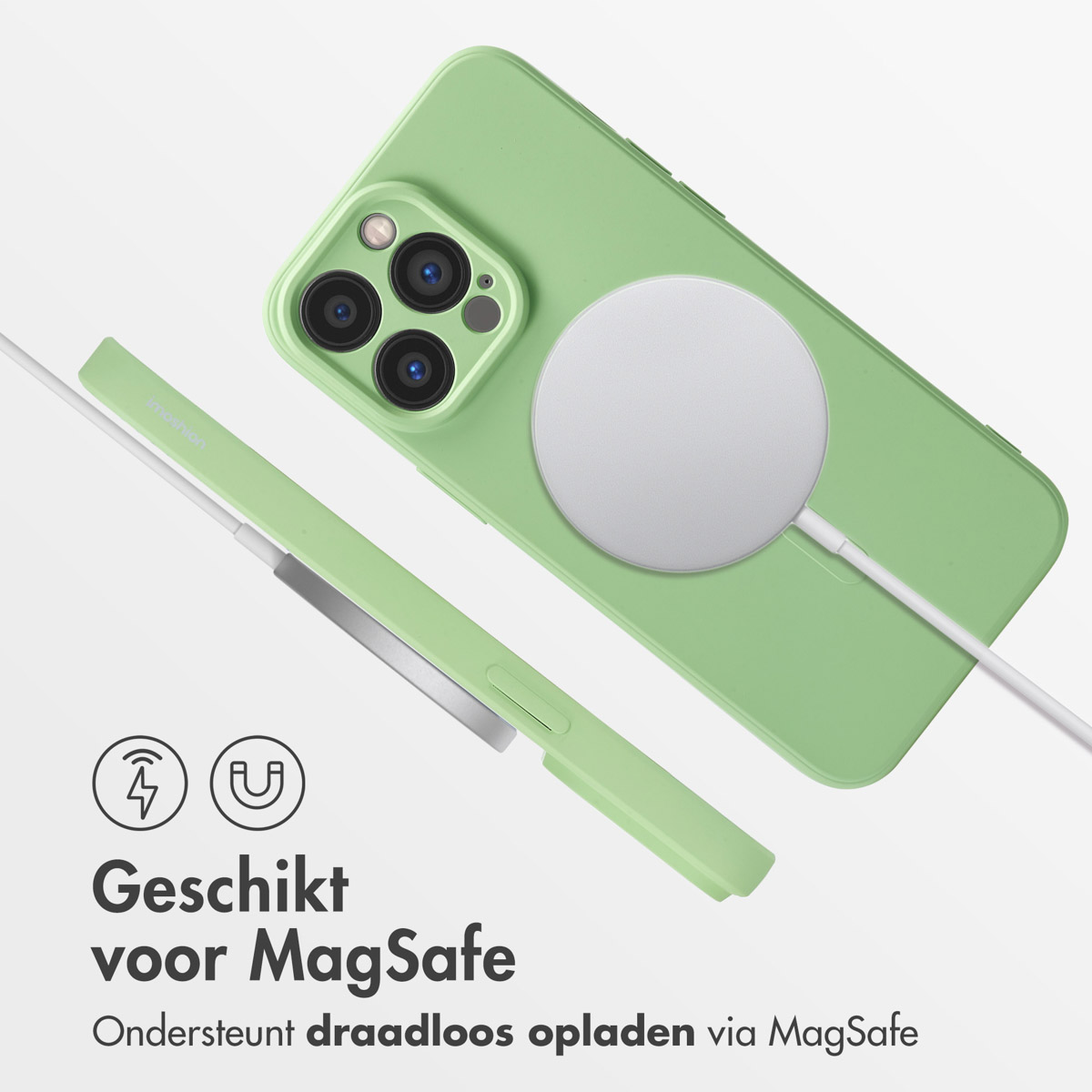 Groene telefoonhoes met MagSafe-lader. Telefoon en lader getoond, met witte kabel.