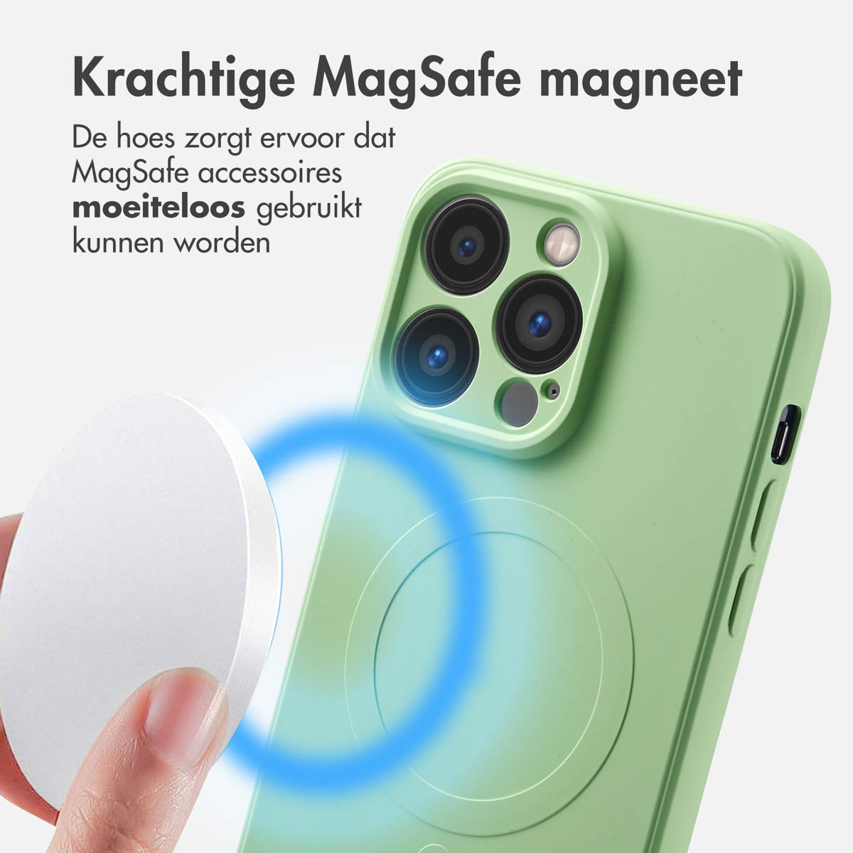 Een witte MagSafe-oplader staat dicht bij een groene telefoonhoes. Een blauwe cirkel geeft magnetische bevestiging aan. Tekst: 'MagSafe magnet'.
