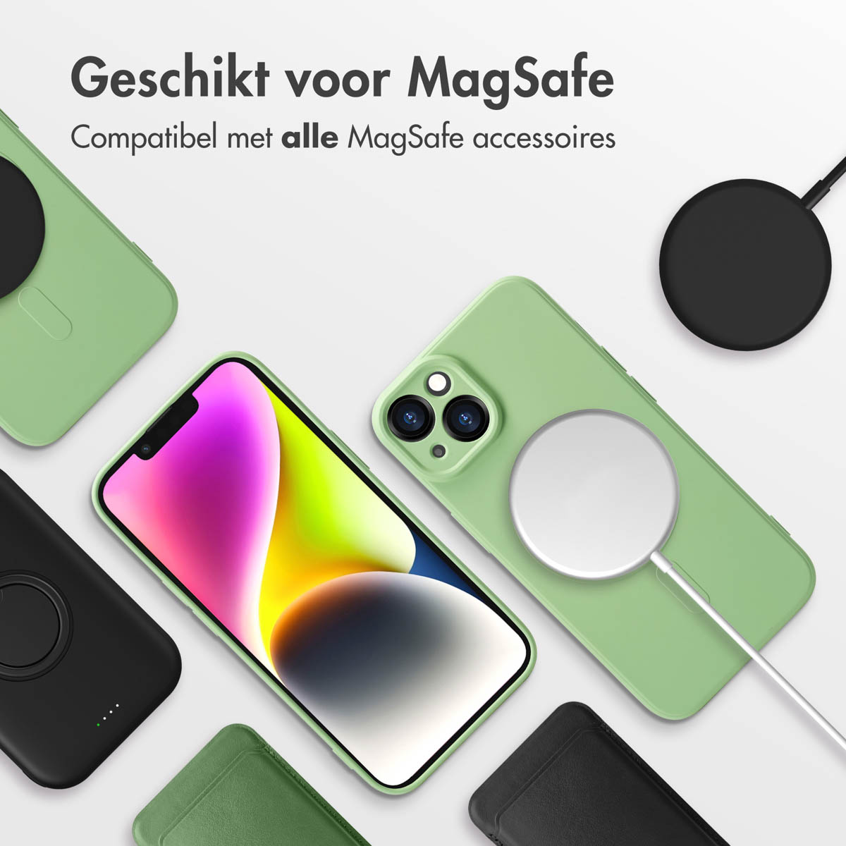 Un iPhone dans un étui MagSafe vert clair, entouré d'autres étuis et chargeurs.