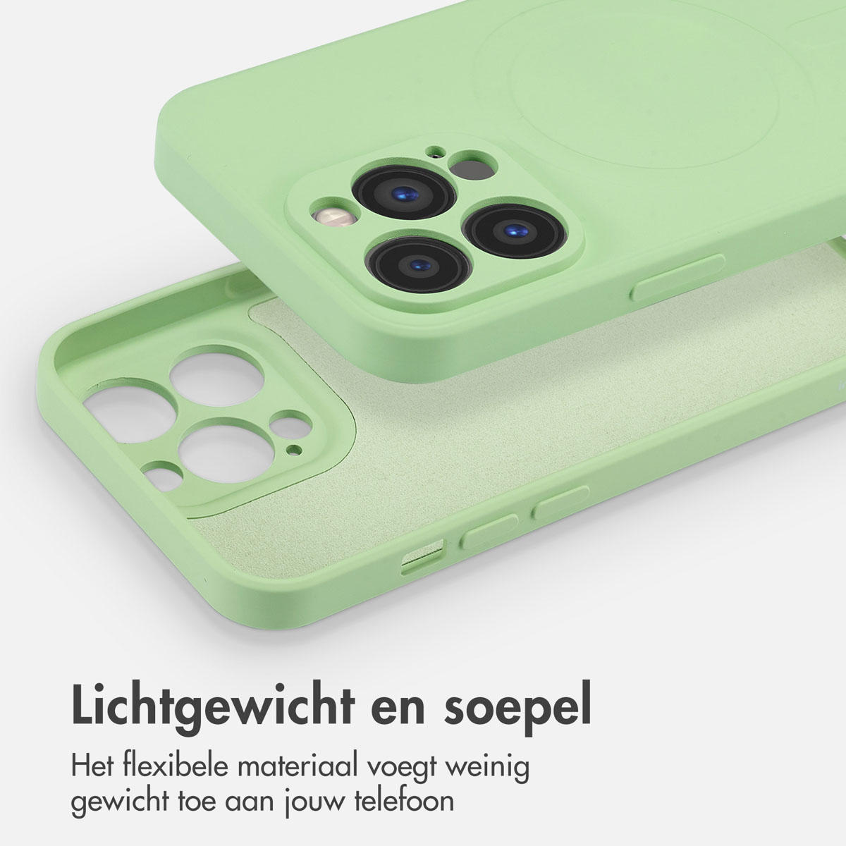 Groene telefoonhoes met de telefoon erin. De hoes heeft een zachte groene binnenkant. Hoes heeft een MagSafe ring.