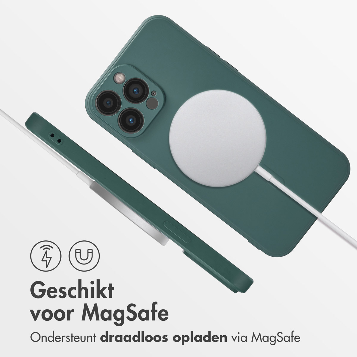 Un téléphone avec une coque verte et un chargeur magsafe blanc.
