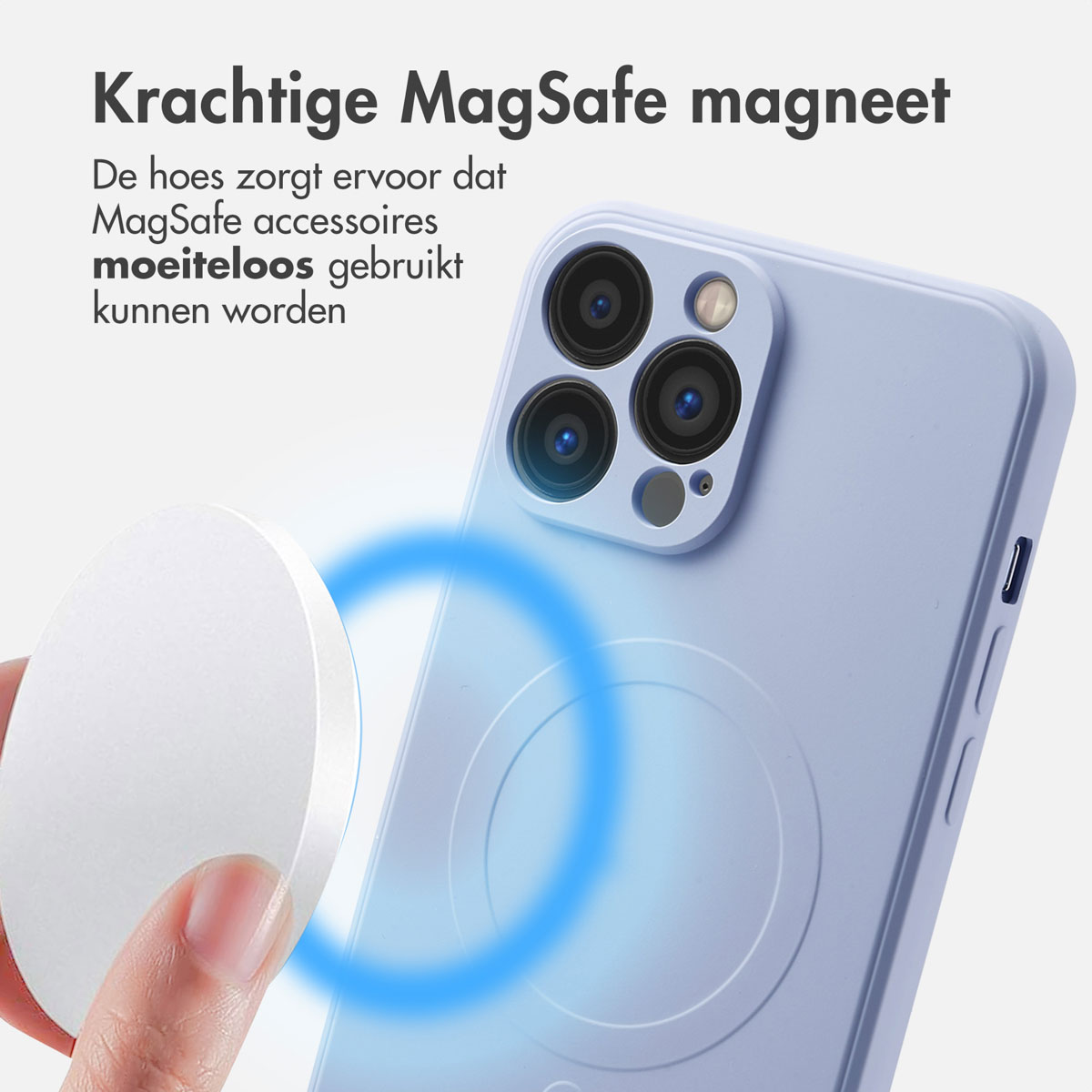 Une main tient un accessoire MagSafe blanc près d'une coque de téléphone violette, avec un symbole de champ magnétique bleu.