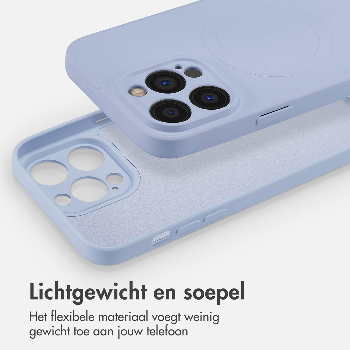 Een lichtblauw telefoonhoesje, geopend, met de binnenkant en de telefoon erin. Witte achtergrond.