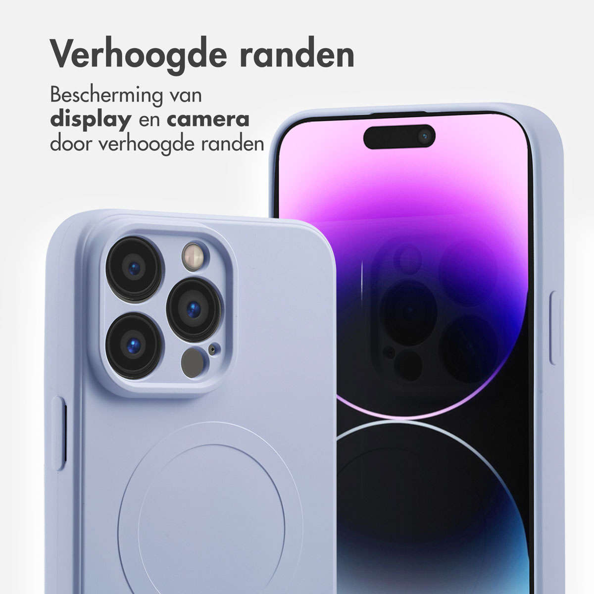 Twee lichtblauwe telefoonhoesjes, één met zichtbare cameralenzen. Display van één telefoon is zichtbaar, met een paarse gradiënt. Tekst overlay.