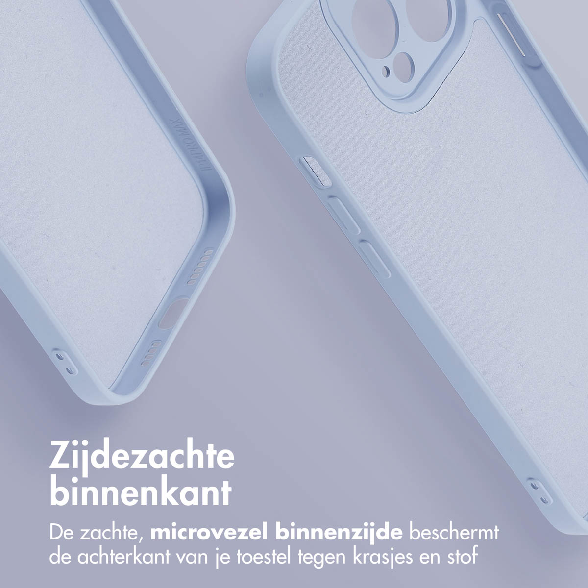 Twee lichtblauwe telefoonhoesjes op een lavendel achtergrond. Eén is dichterbij met tekst, de andere op de achtergrond.