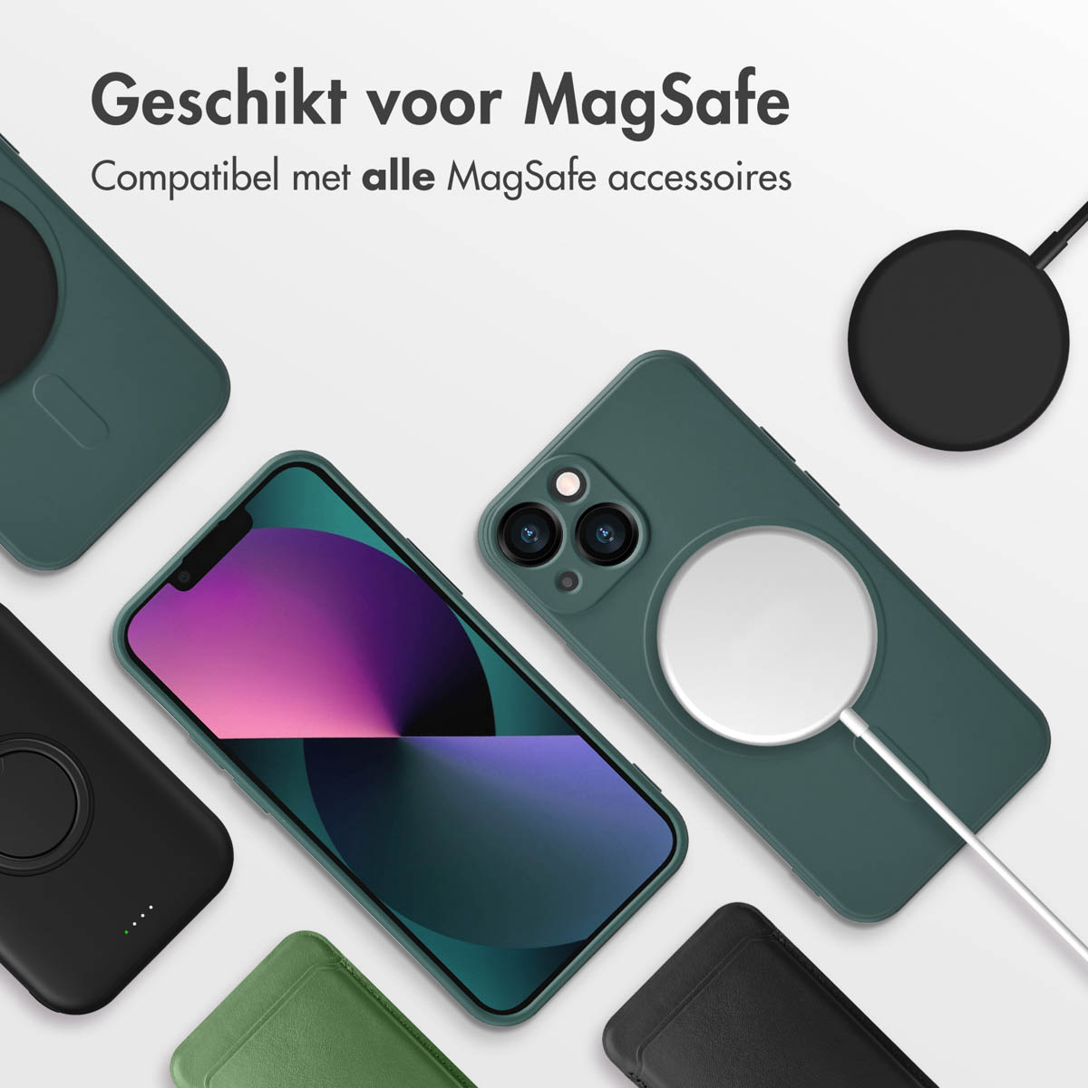 Plusieurs étuis de téléphone et chargeurs MagSafe. Un téléphone avec un écran coloré est dans un étui vert, au milieu.