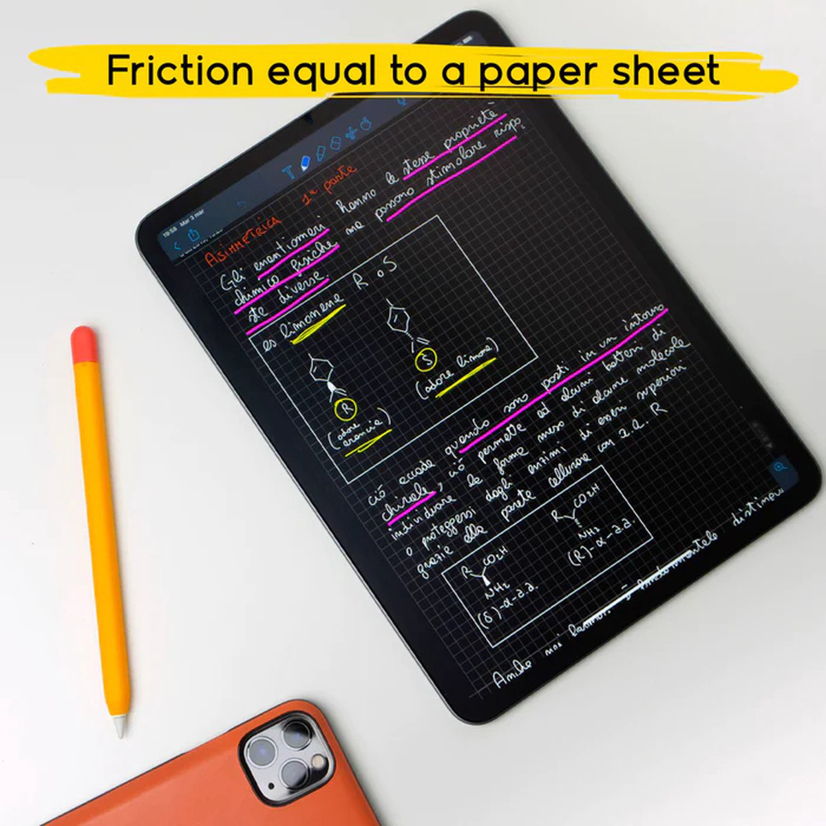 Tablet con appunti manoscritti e penna, telefono arancione sullo sfondo.