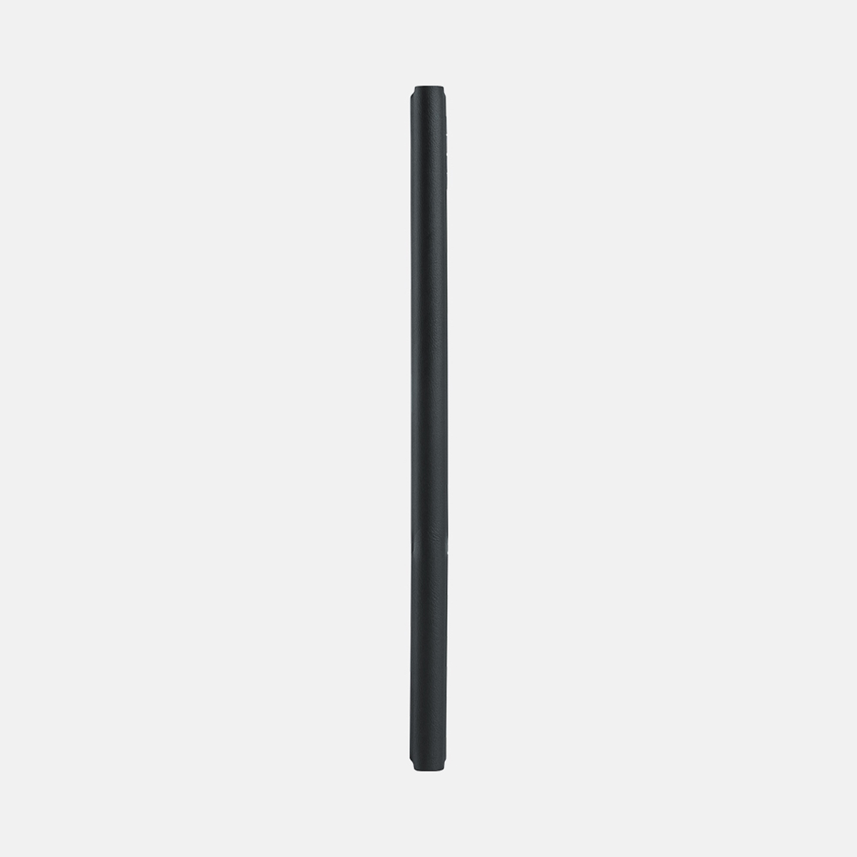 Un objeto negro, probablemente una funda de teléfono, visto de lado sobre un fondo blanco.