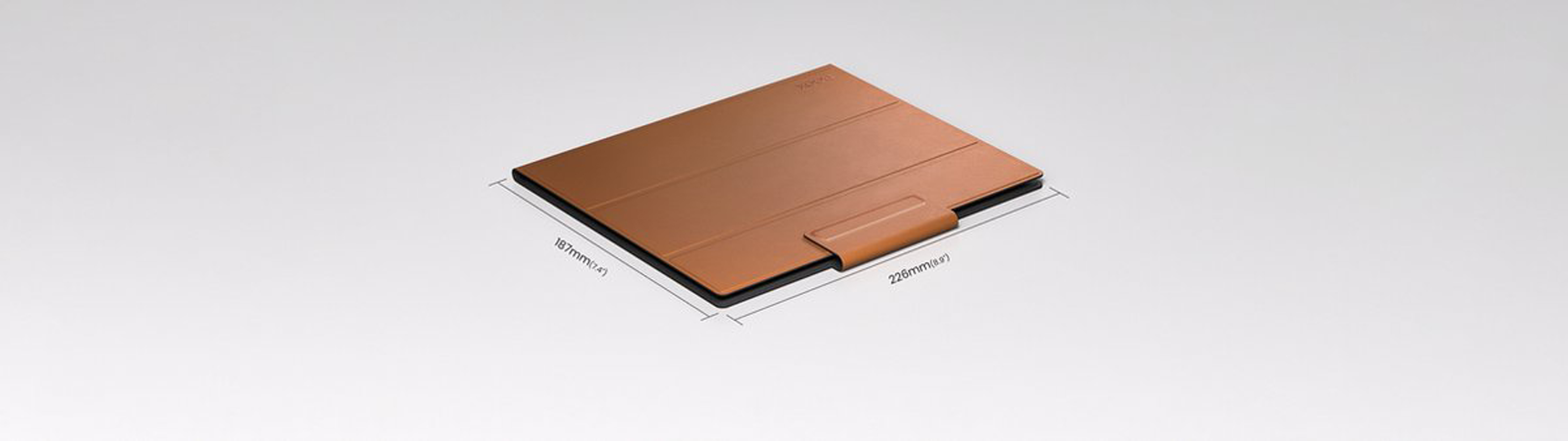 Eine braune Tablet-Hülle mit angezeigten Abmessungen. Der Hintergrund ist weiß.