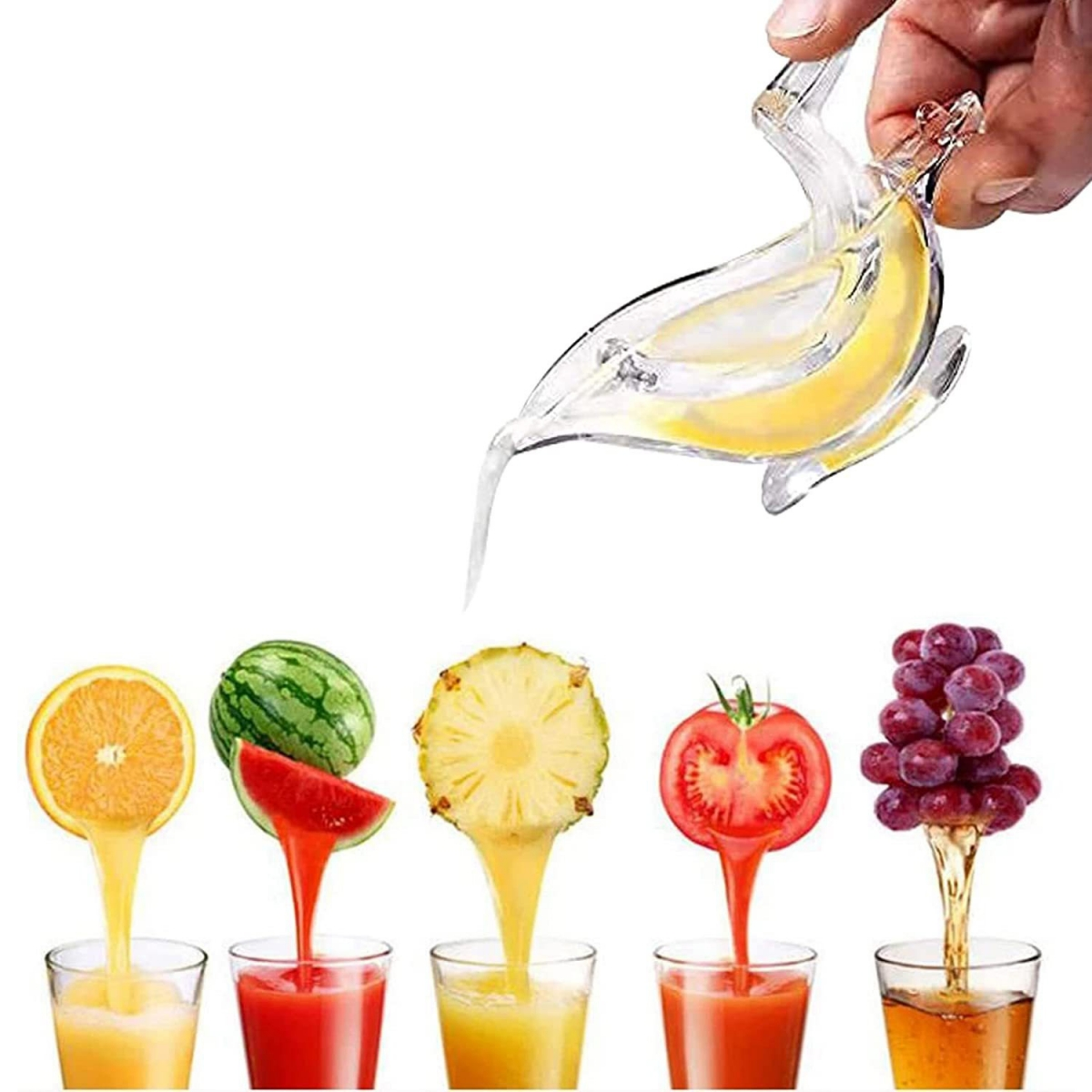 Eine Hand hält einen Entsafter, der Saft in Gläser mit verschiedenen Früchten gießt.