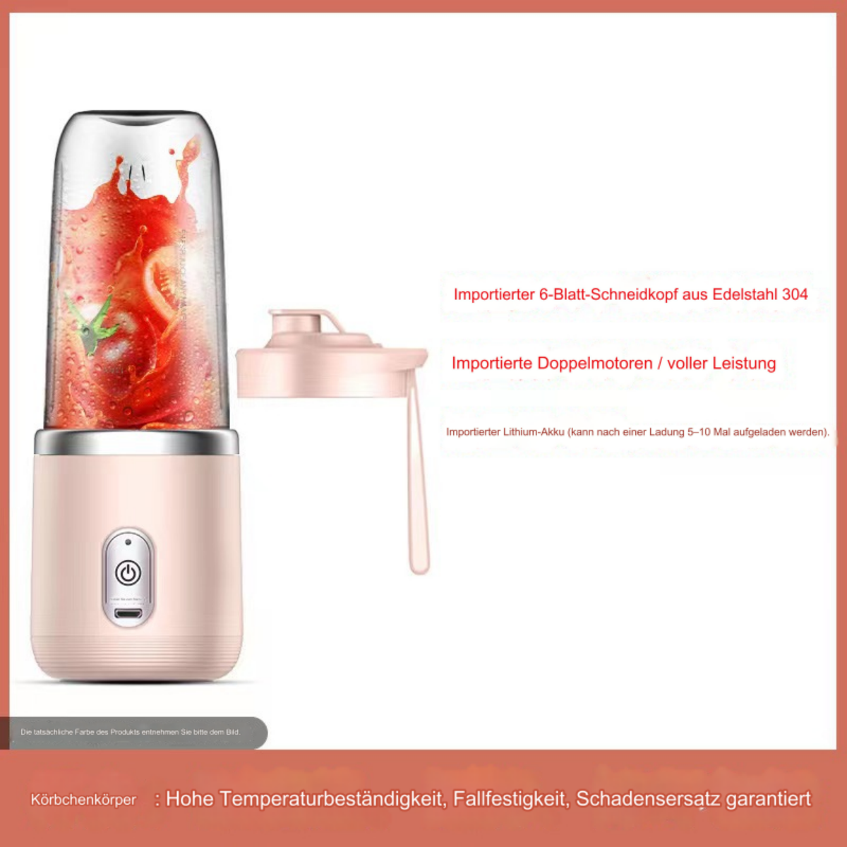 Ein rosa Mixer mit einem transparenten Glas, gefüllt mit roter Flüssigkeit und Erdbeeren, und einem Deckel.