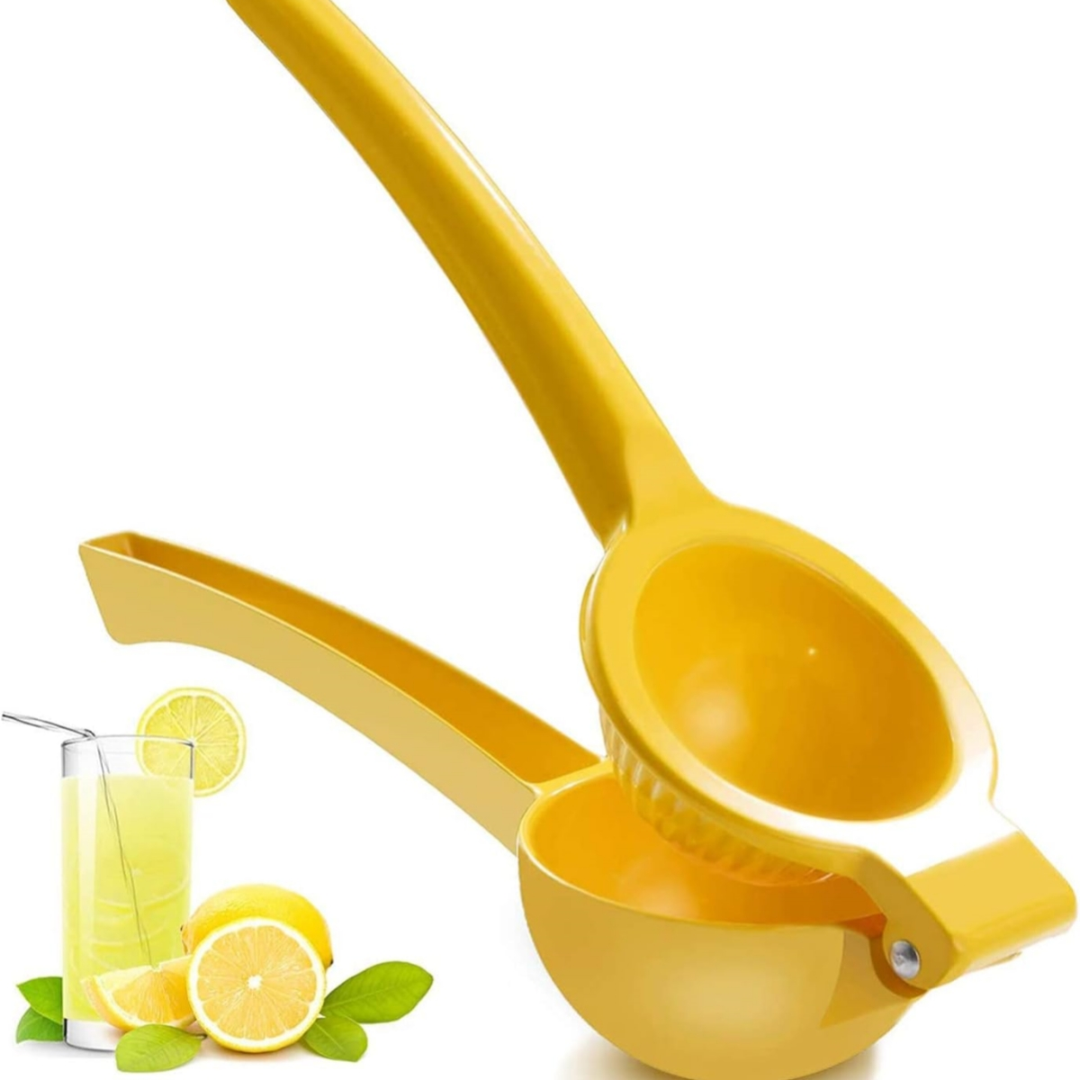 Ein gelber Zitronenpresser mit einem Glas Limonade und Zitronen. Weißer Hintergrund.