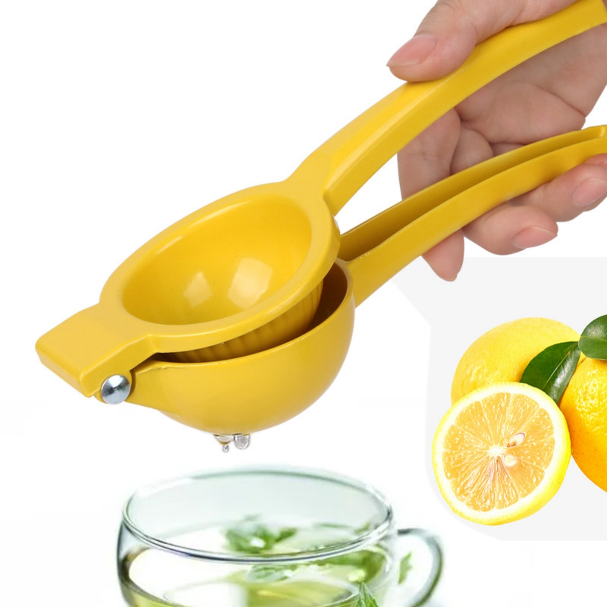 Ein gelber Zitronenpresser presst eine Zitrone in ein Glas Tee, im Hintergrund Zitronen.