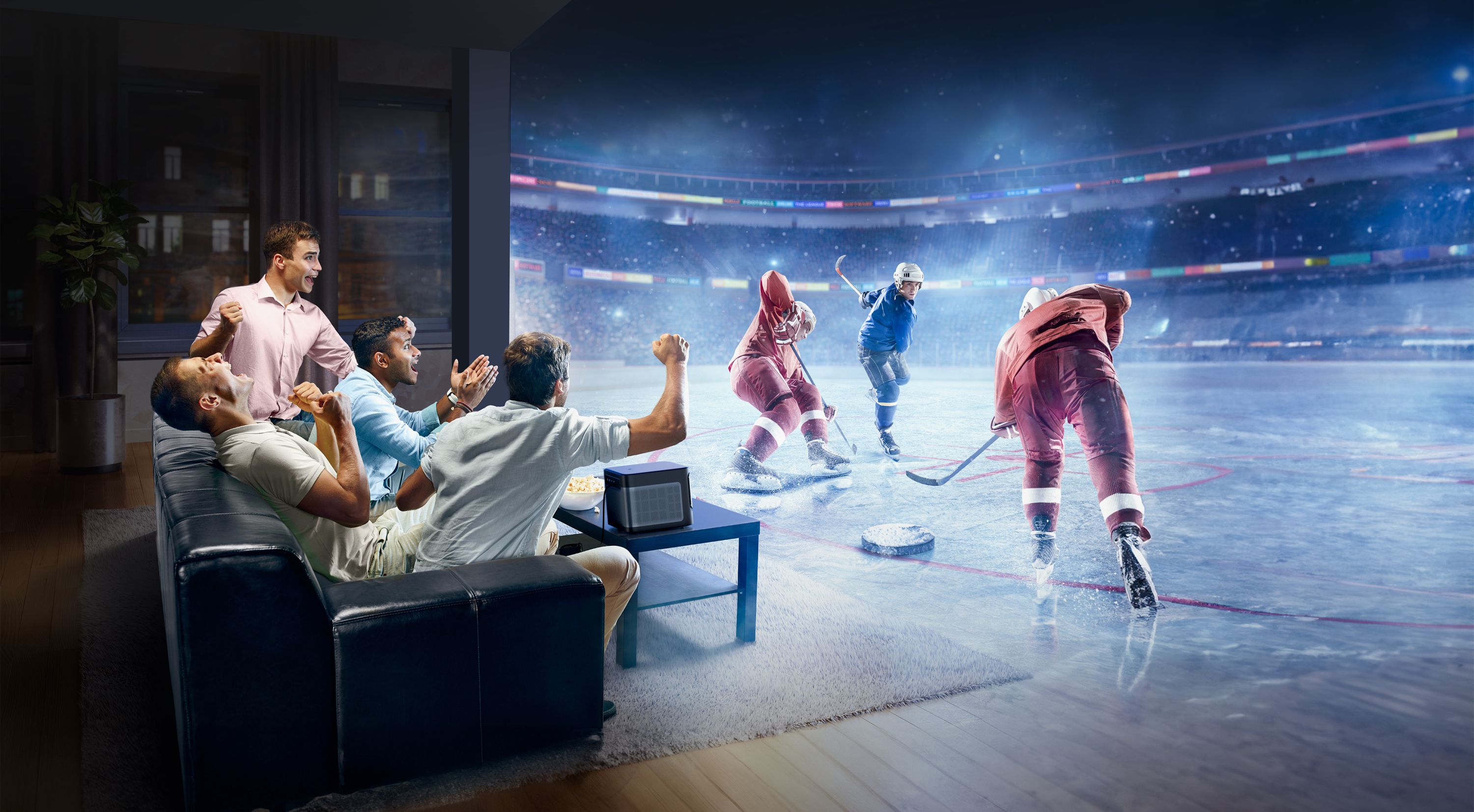 Leute schauen ein Hockeyspiel auf einem großen Bildschirm. Das Spiel ist im Gange mit Spielern auf dem Eis.