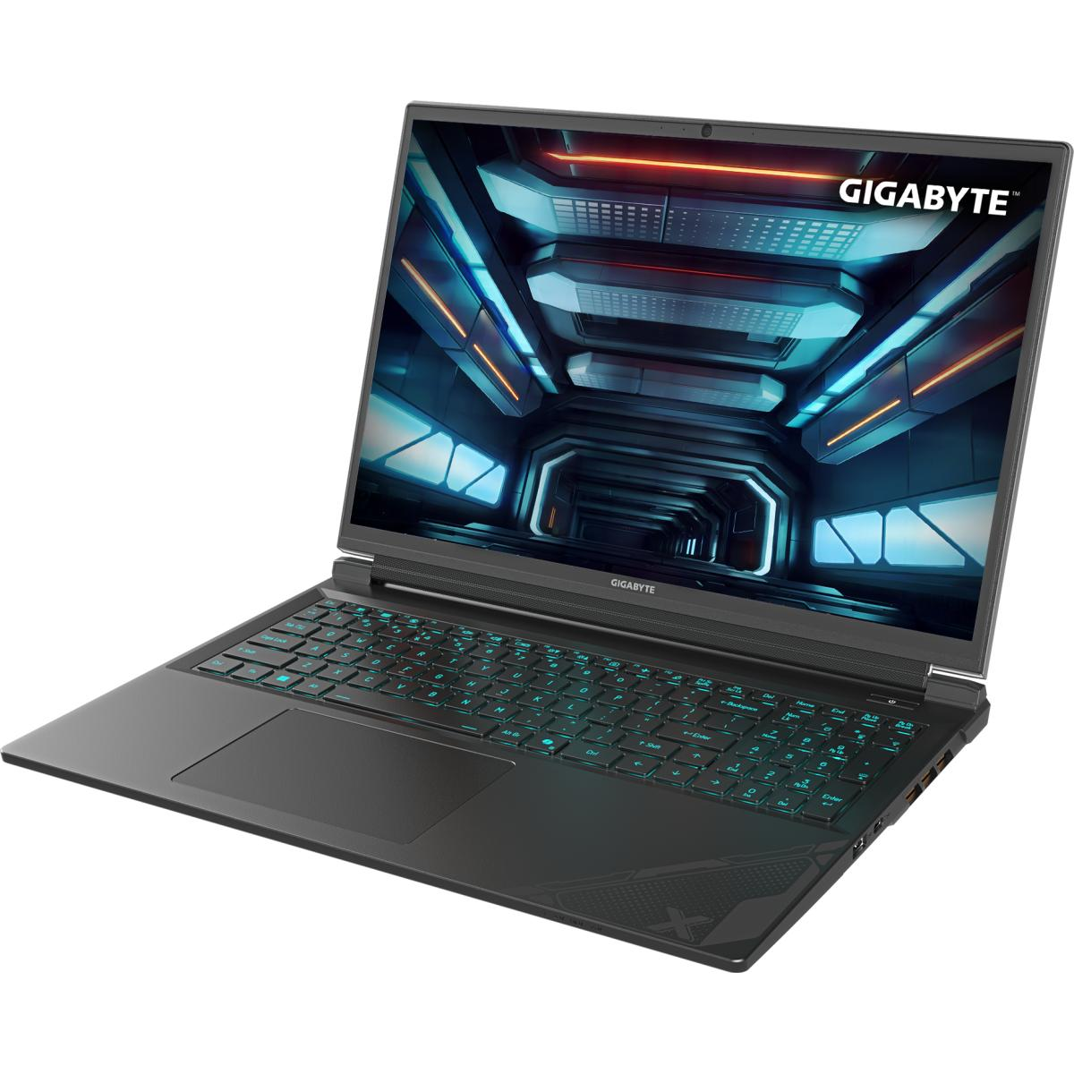 Schwarzer Laptop mit Tastatur mit türkisfarbener Hintergrundbeleuchtung, geöffnet auf weißem Hintergrund.