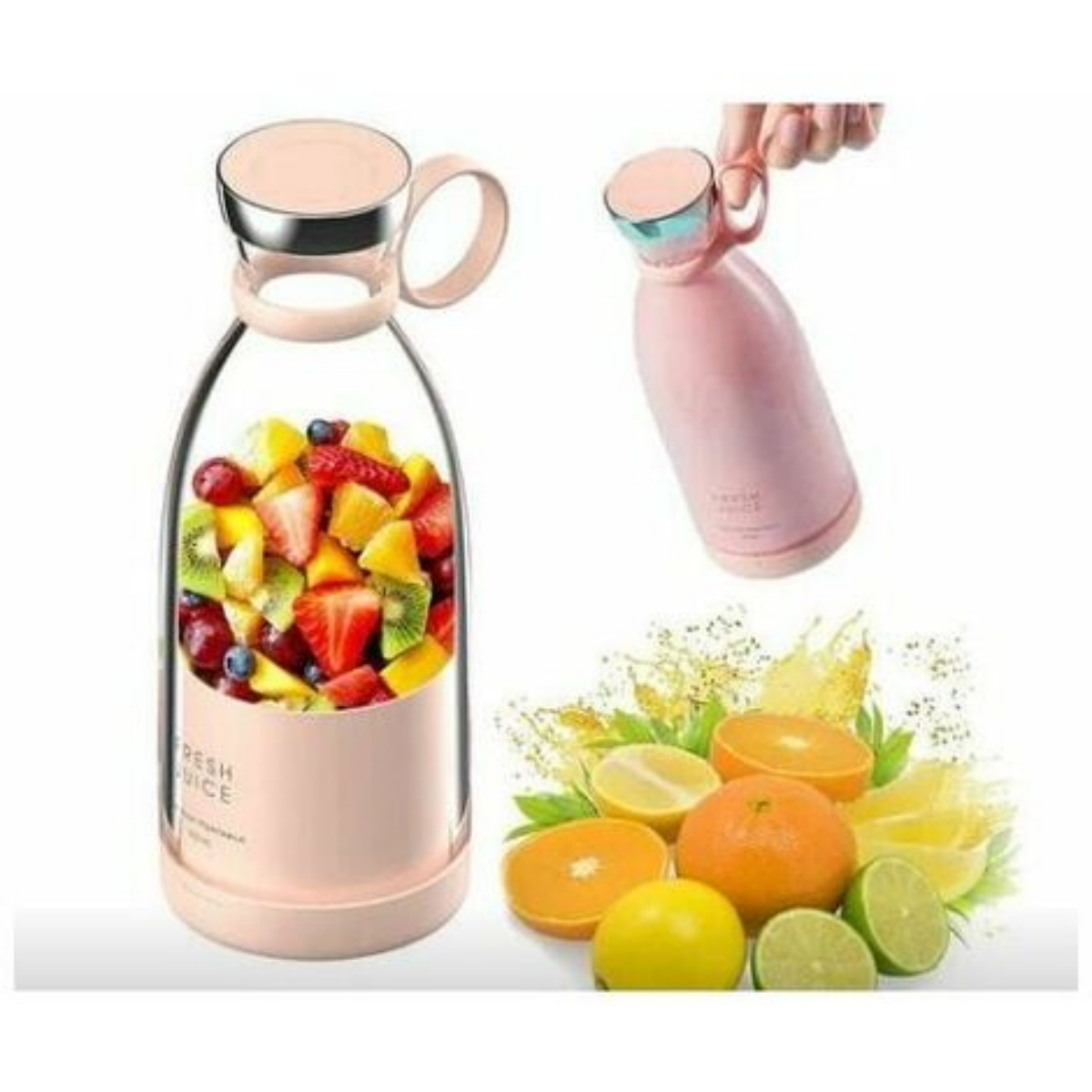 Rosa Mixer mit Früchten innen und geschnittenen Früchten in der Nähe. Eine Hand hält einen, ein anderer steht.