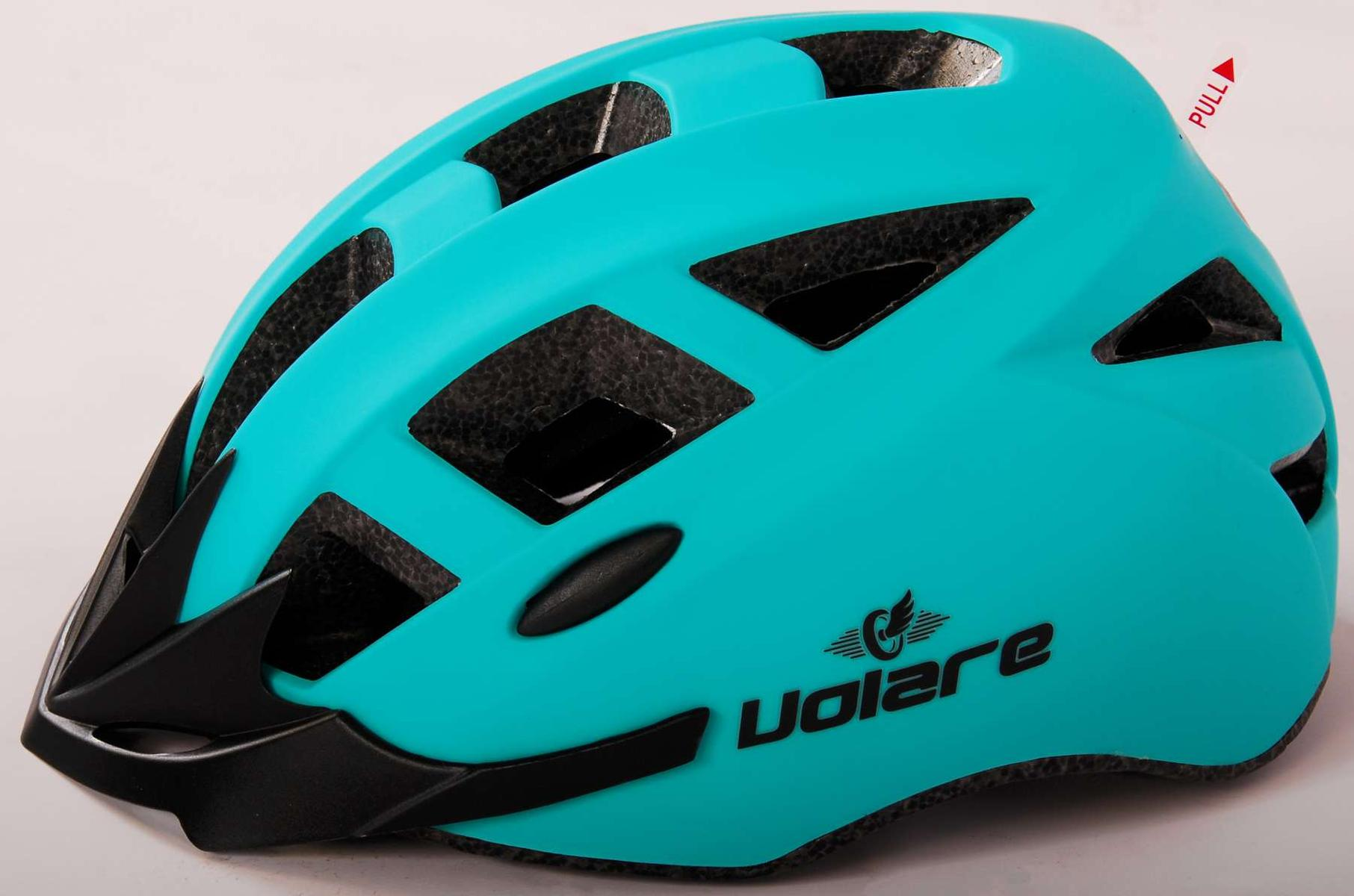 Ein türkisfarbener Fahrradhelm mit schwarzen Akzenten und einem Visier. Es steht das Wort "Volare" drauf.