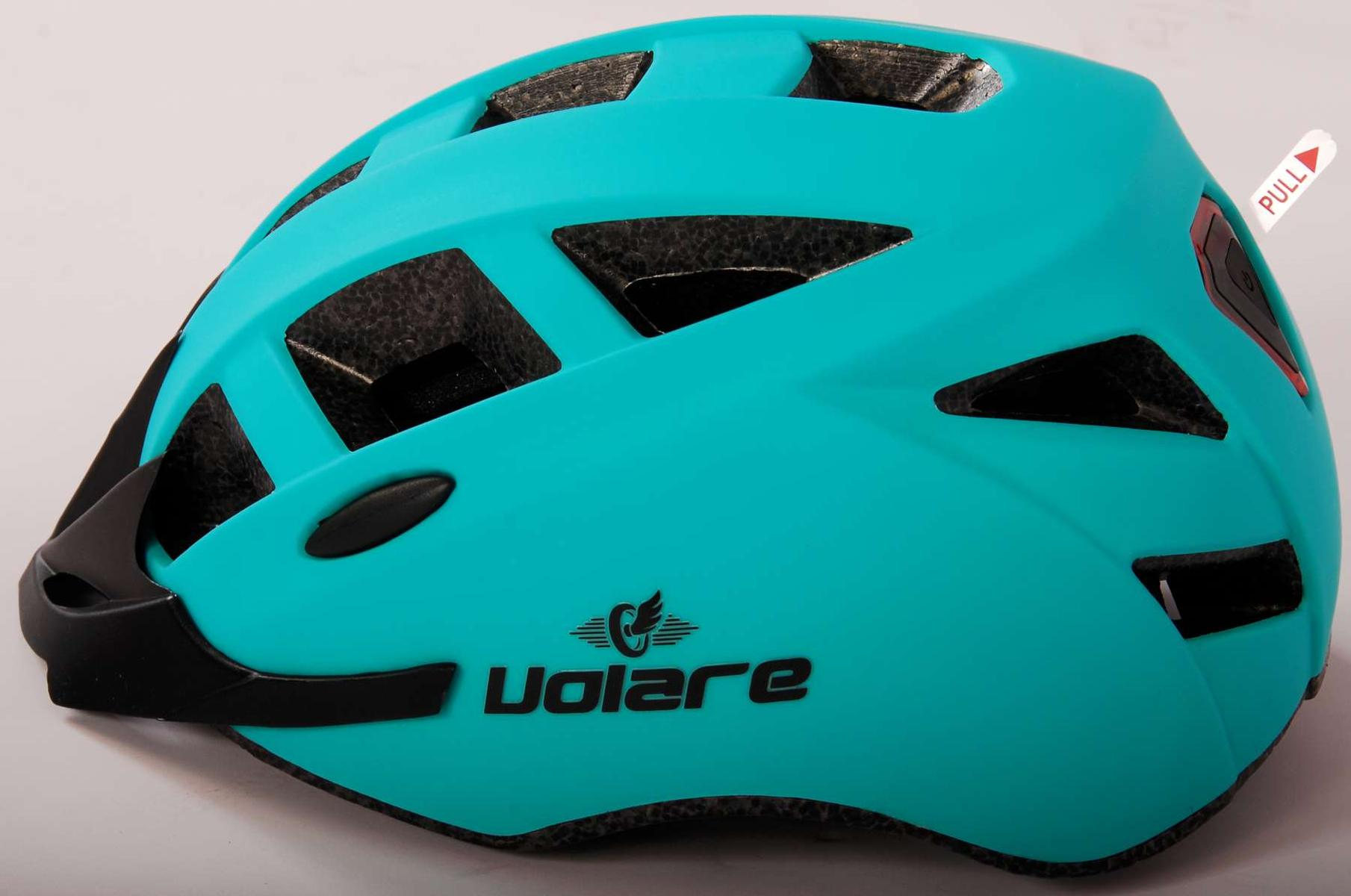 Türkisfarbener Fahrradhelm. Schwarzes Visier, Belüftungsöffnungen und Logo. Text lautet 'VOLARE'.