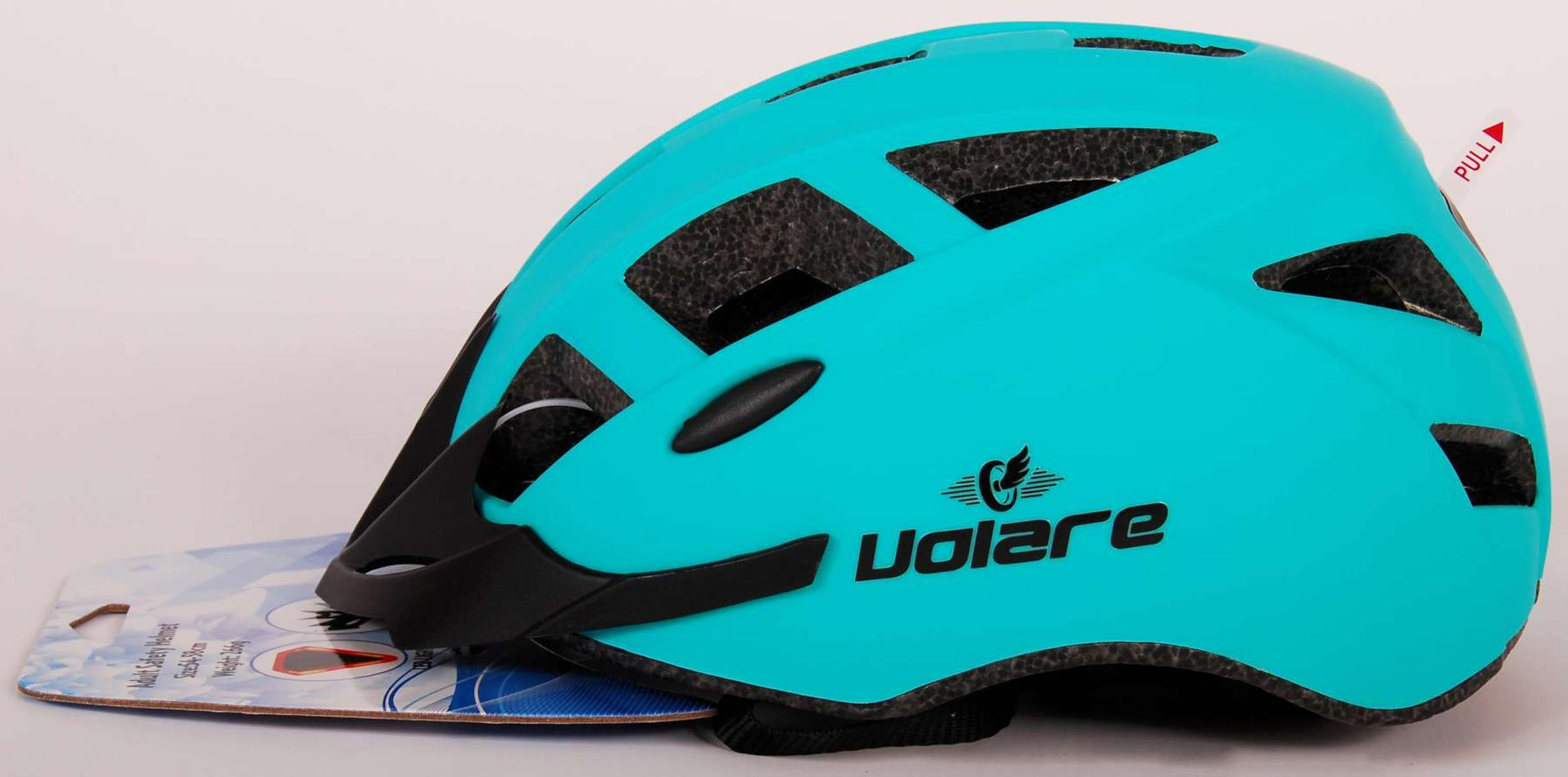 Ein türkisblauer Fahrradhelm mit schwarzem Visier. Text: Volare. Eine Karte liegt neben dem Helm. Zuglasche sichtbar.