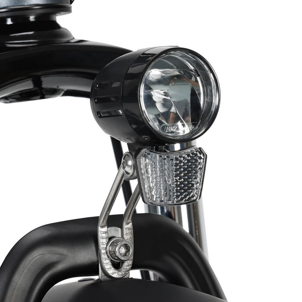 Reflektor i odblask roweru. Czarne i metalowe komponenty. Białe tło.