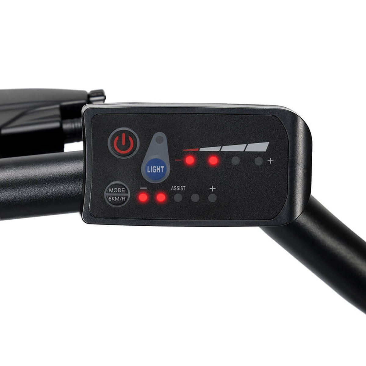 Zbliżenie kierownicy roweru z czarnym panelem sterowania. Czerwone światła wskazują poziomy mocy i wspomagania.