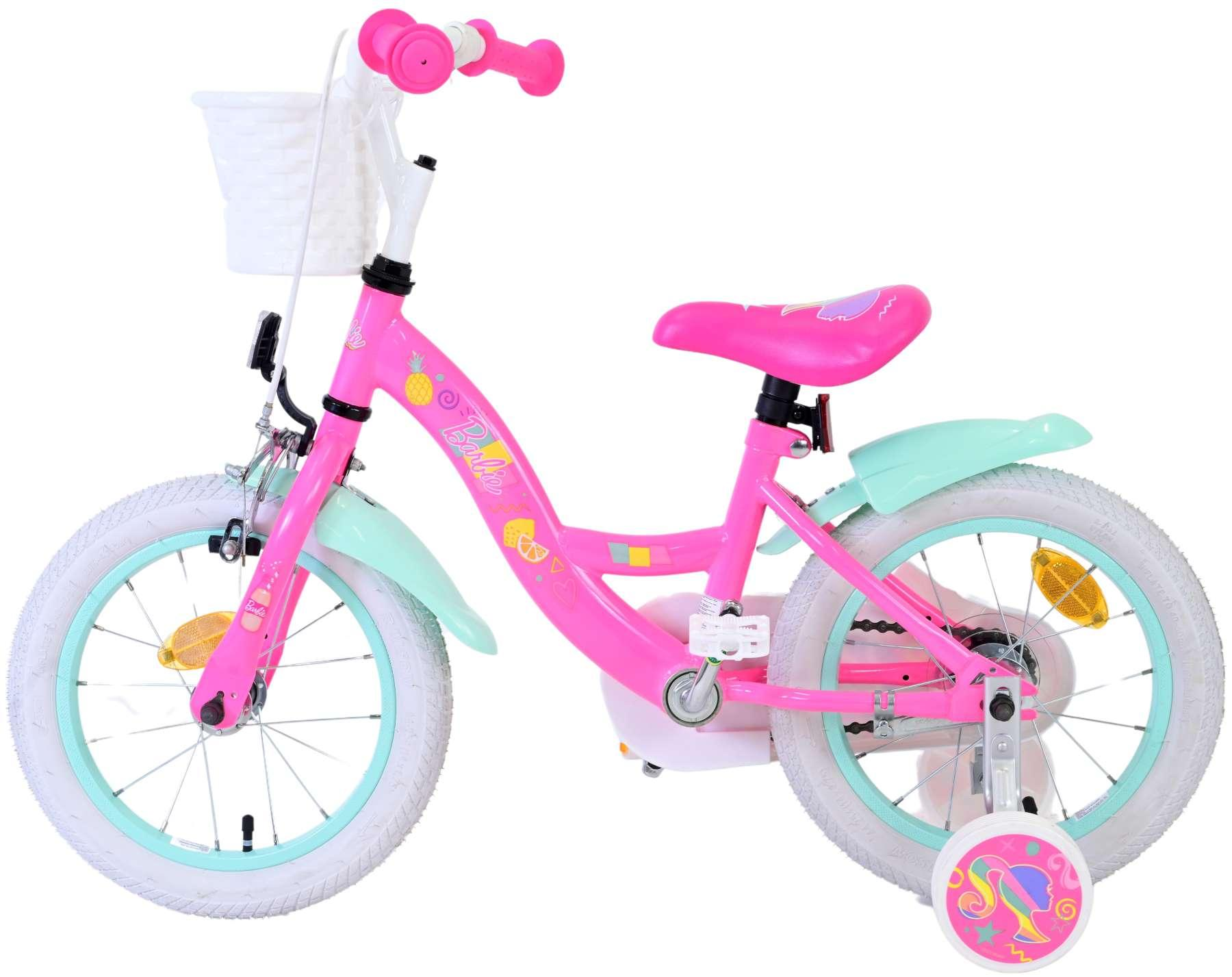 Ein pinkfarbenes Barbie-Fahrrad mit Stützrädern und einem Frontkorb, im Studio.