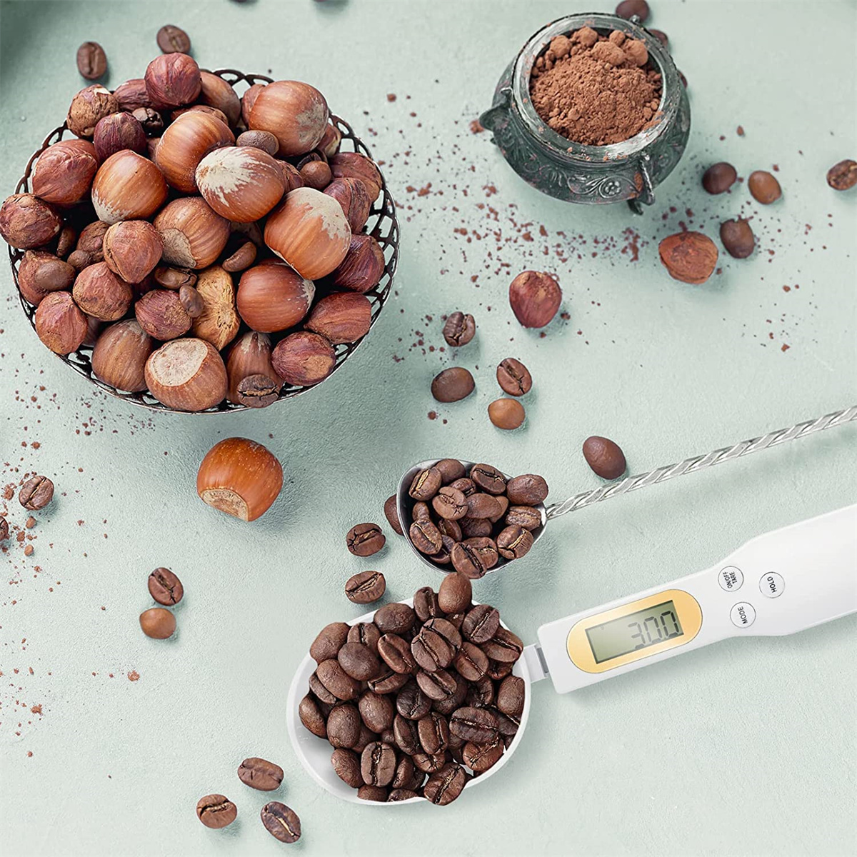 Haselnüsse in Schüssel, Kaffeebohnen in Löffel. Digitale Waage zeigt 30.0.