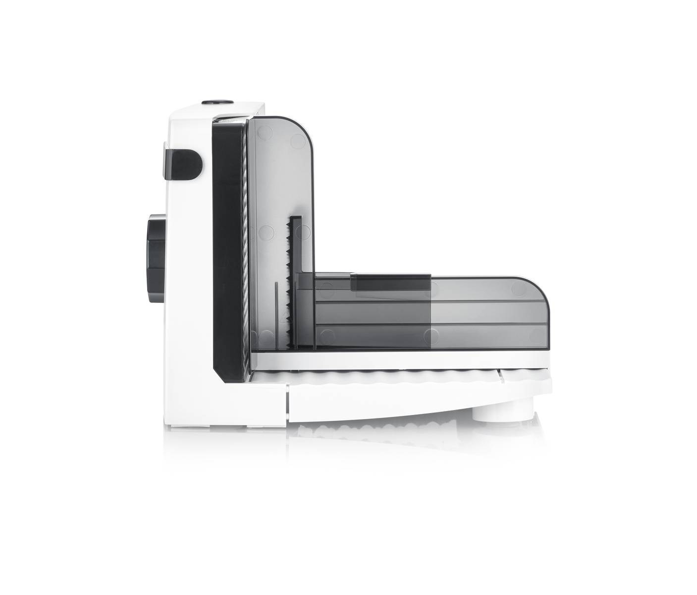 Białe urządzenie, prawdopodobnie krajalnica do żywności, widok z boku na białym tle.