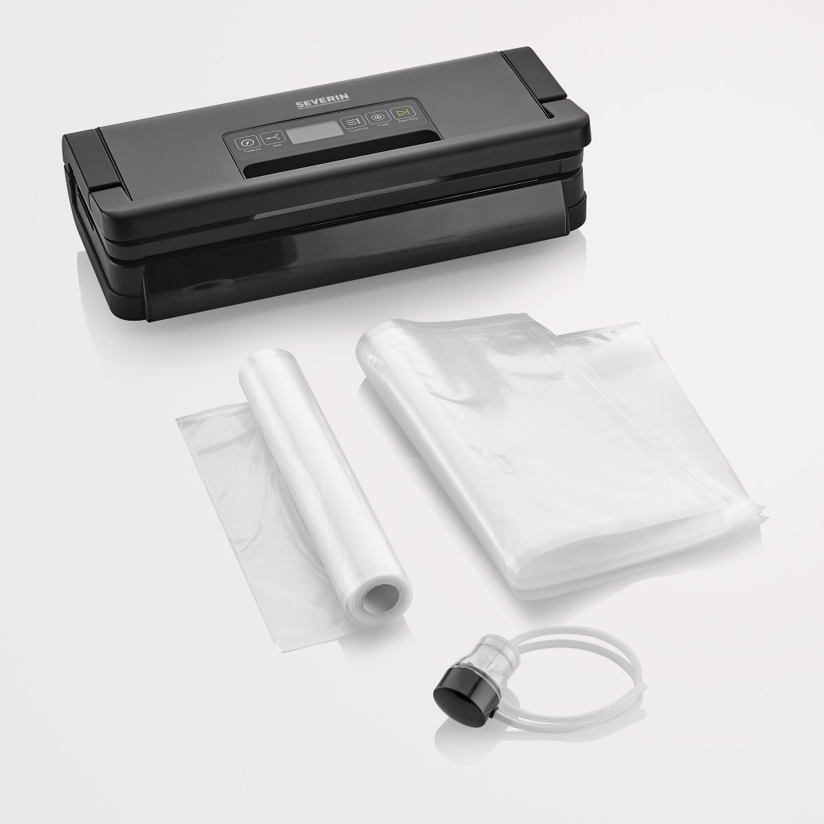 Una sigillatrice sottovuoto nera con accessori: un rotolo di plastica, un sacchetto e un tubo bianco.