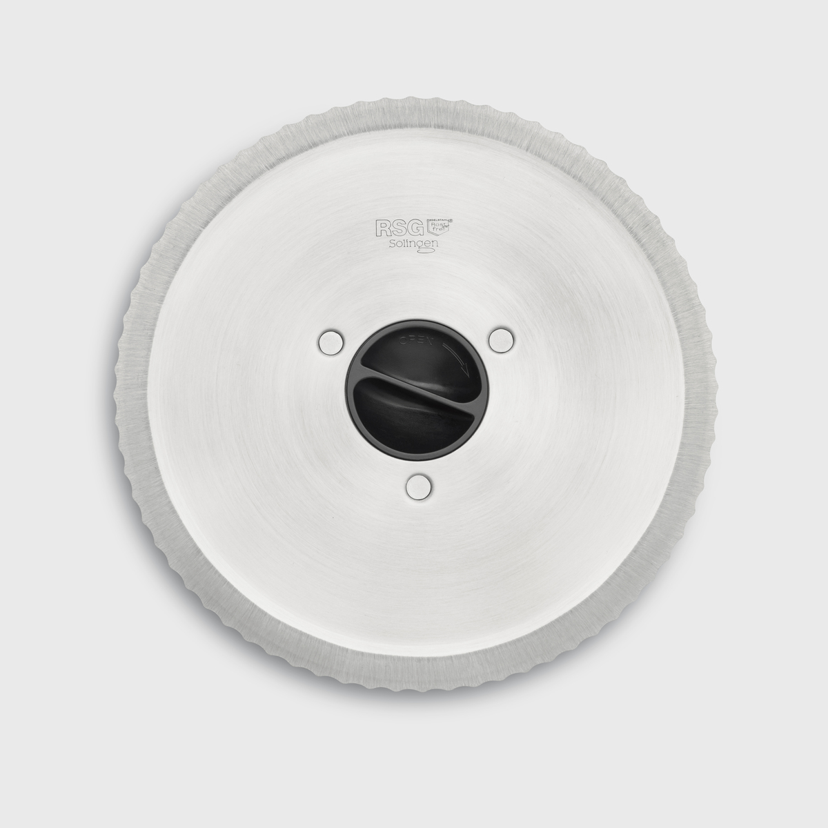 Okrągły nóż do pizzy z ząbkowaną krawędzią i czarnym elementem centralnym.