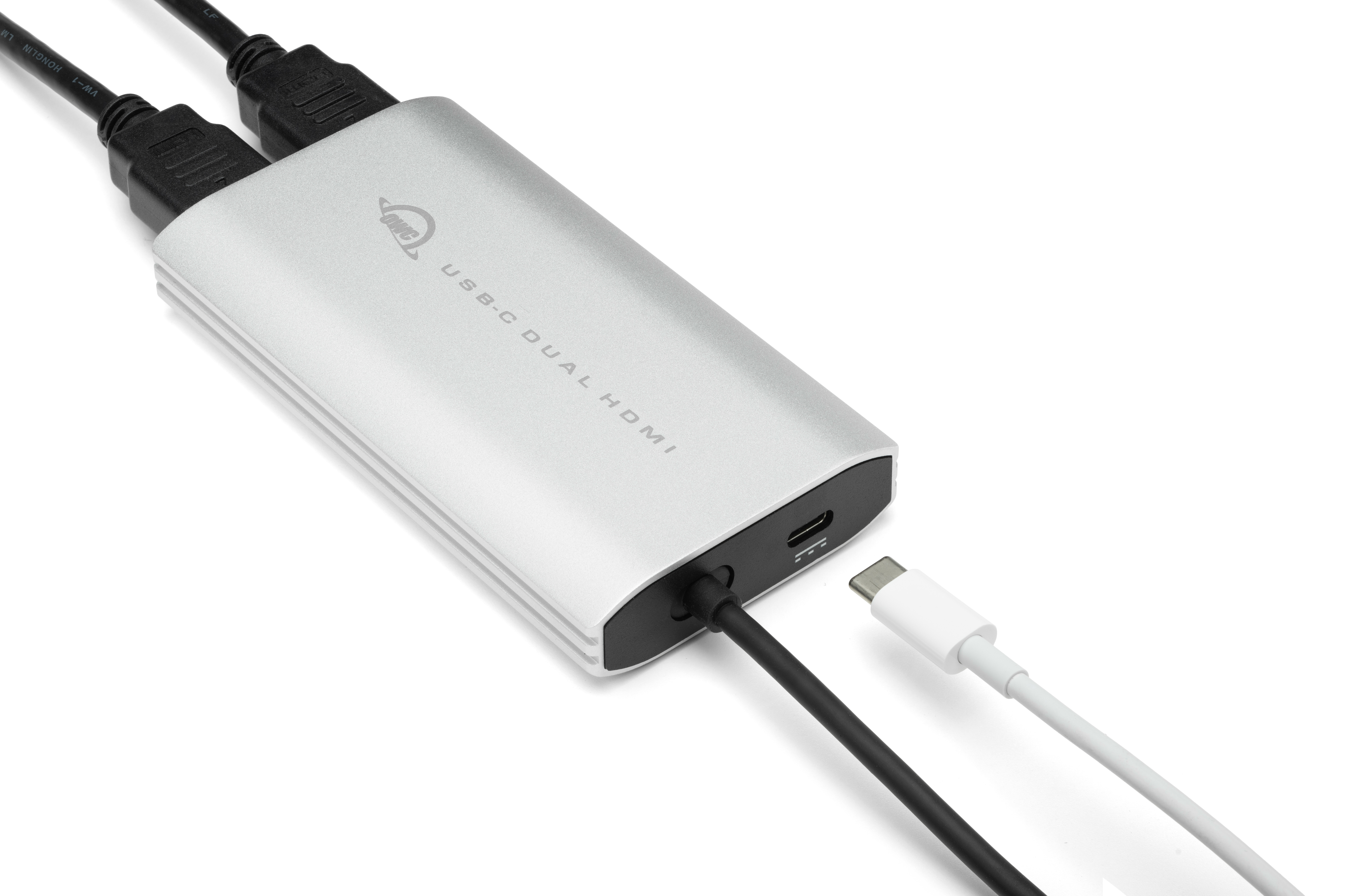 Een zilveren USB-C Dual HDMI adapter met aangesloten zwarte en witte kabels.