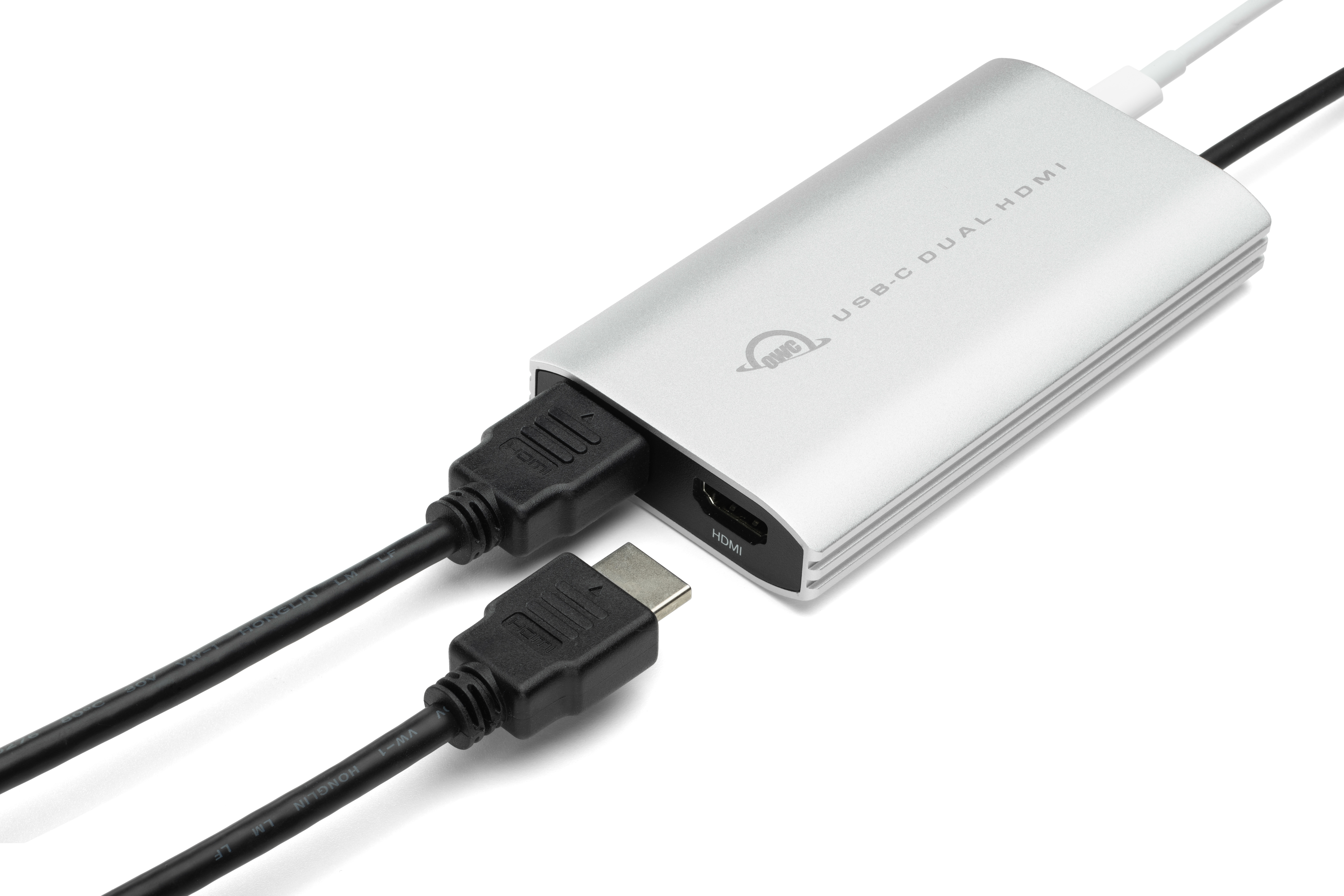 Zilveren USB-C adapter met HDMI-poort en aangesloten kabels.