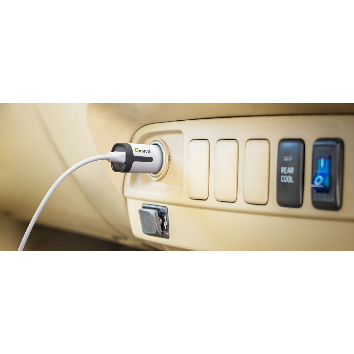 Panel interior de coche con cargador USB blanco y tres botones. Beige.