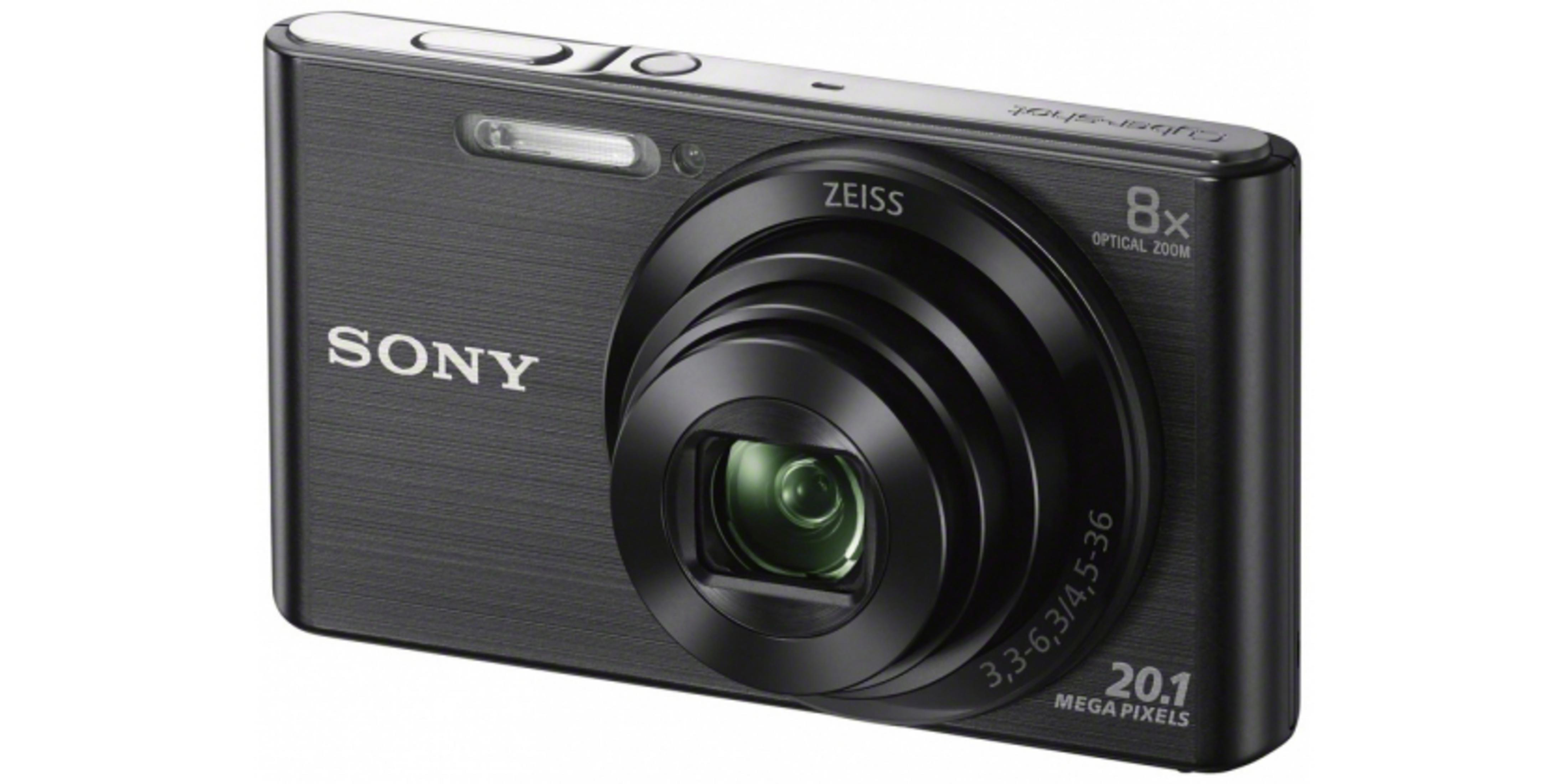 Schwarze Sony Kamera. Sie hat ein Zeiss-Objektiv, Details sind auf der Kamera geschrieben.