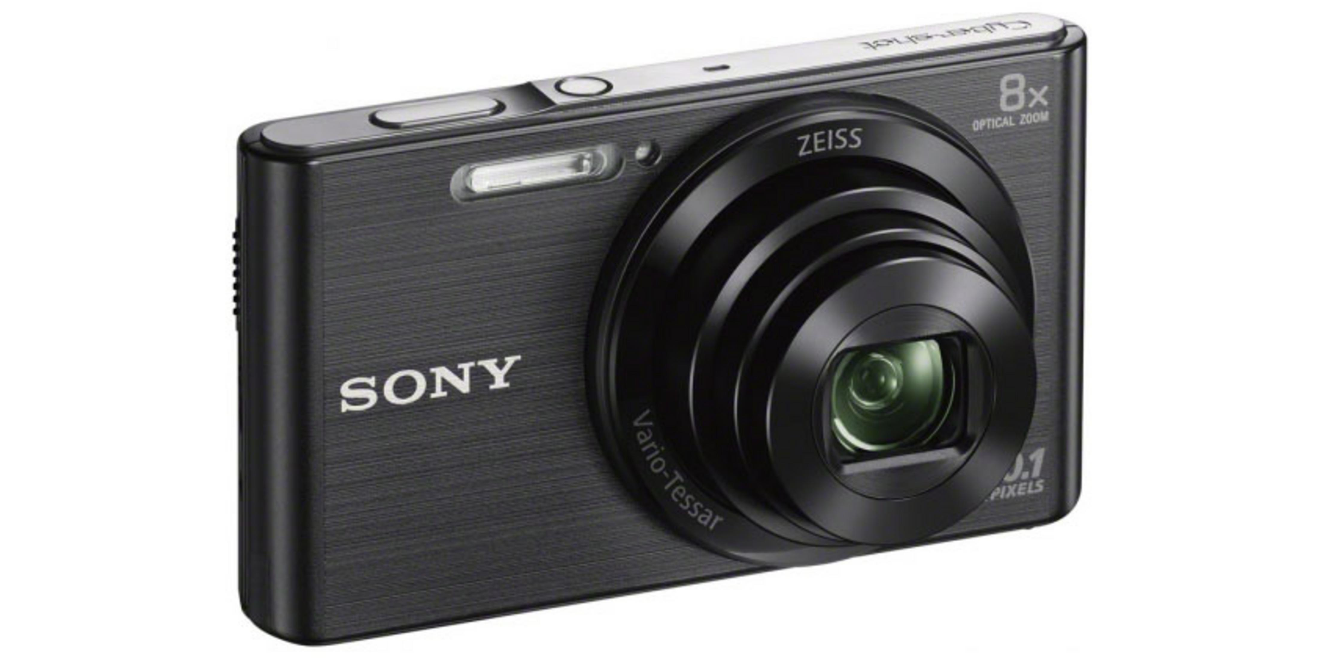 Eine schwarze Sony-Kamera mit silbernem Oberteil, Objektiv und Blitz auf weißem Grund.