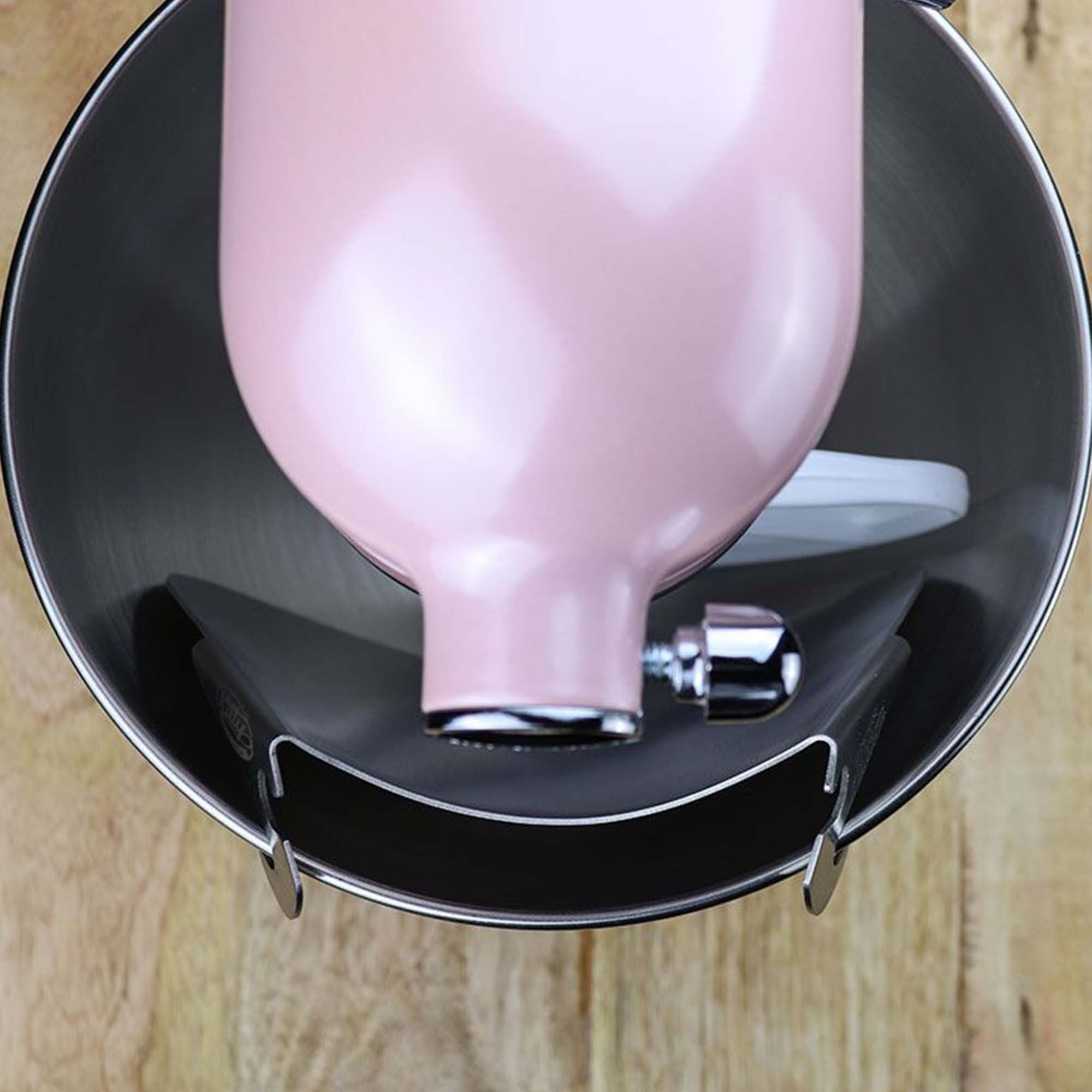 Eine rosa Rührschüssel steht in einer größeren Edelstahlschüssel. Ein Chromteil ist unter der rosa Schüssel sichtbar.