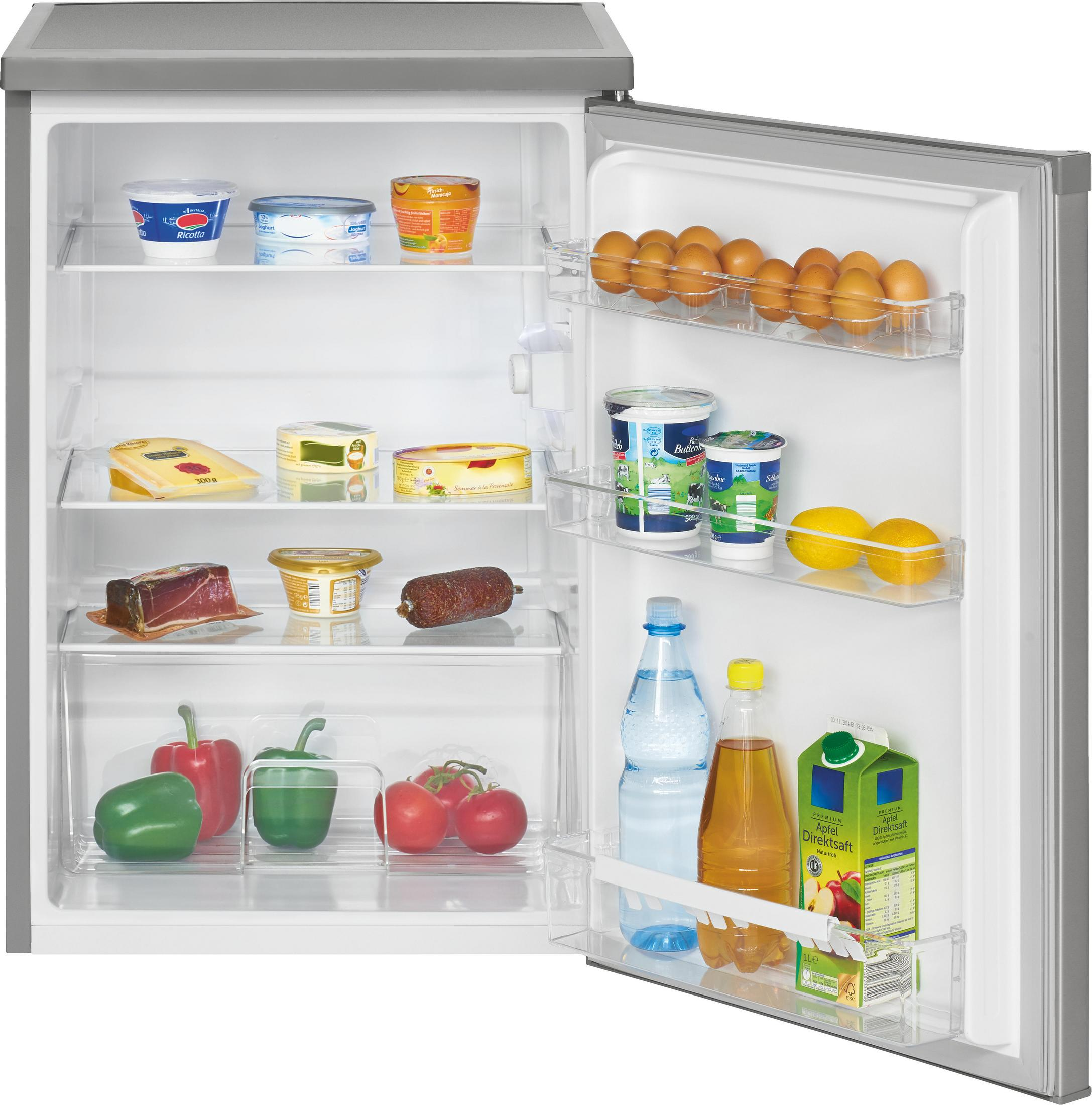 Kühlschrank mit offener Tür. Es gibt Regale mit Lebensmitteln. Eier, Käse und Getränke sind sichtbar.