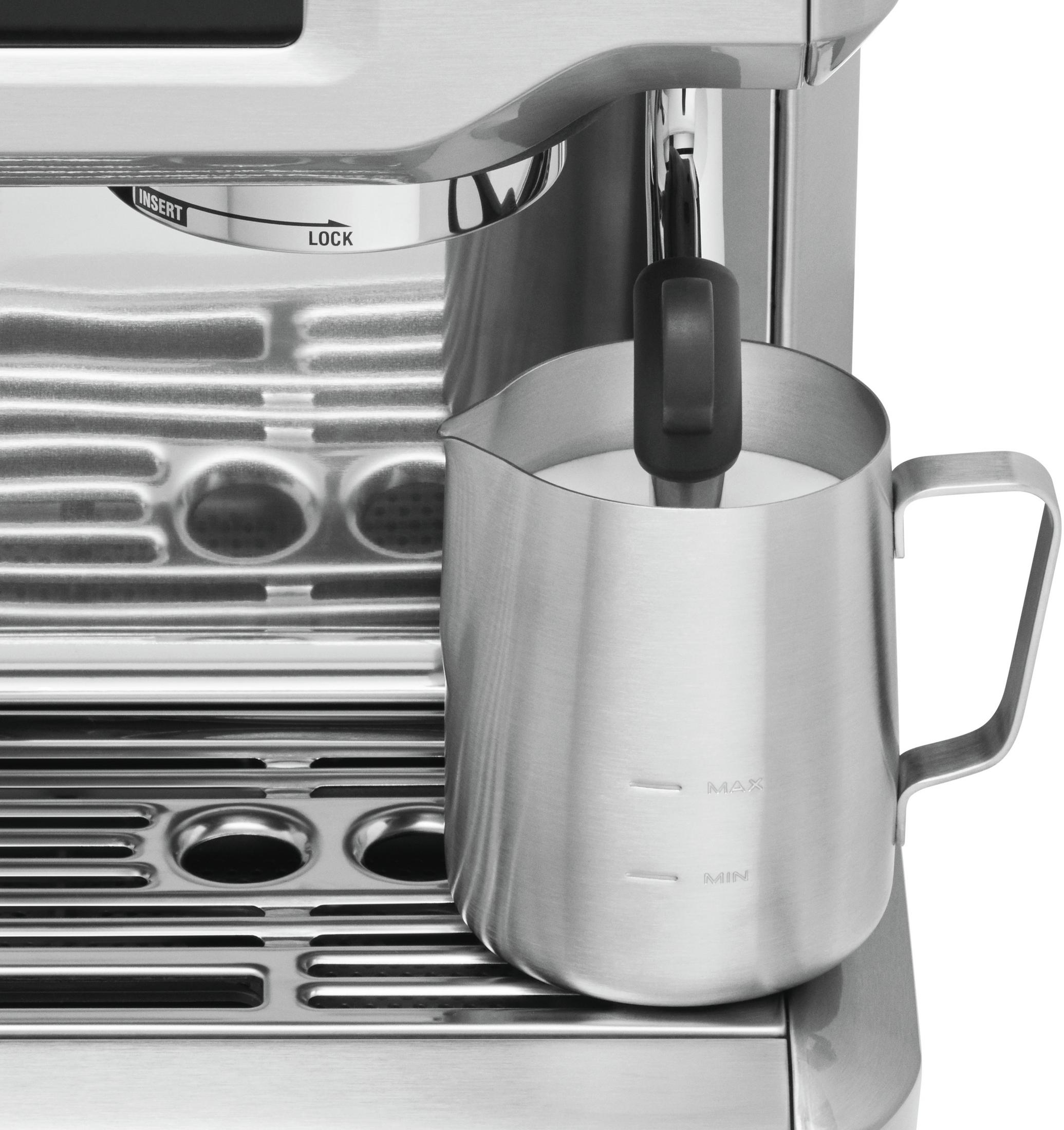 Ekspres do kawy z dzbankiem do spieniania mleka. Wykończenie ze stali nierdzewnej.