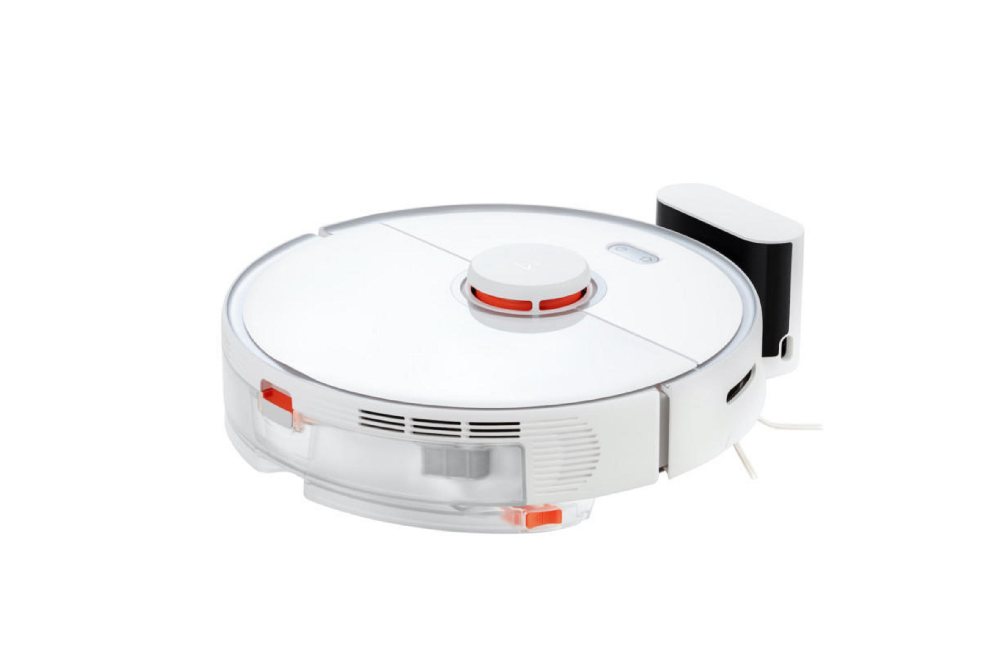 Weißer Roboter-Staubsauger mit Ladestation. Es hat eine kreisförmige Form und rote Akzente.