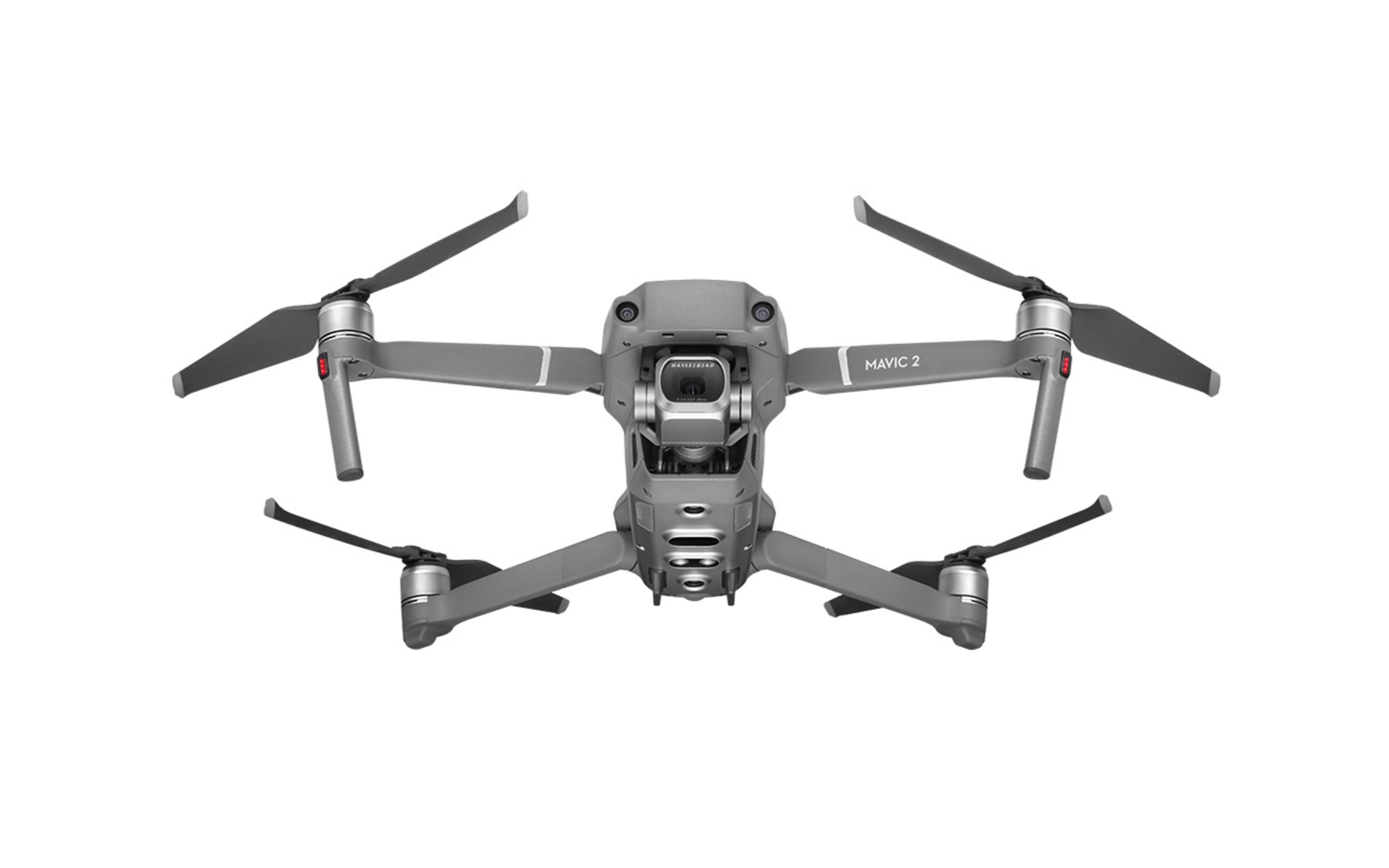 Graue DJI Mavic 2 Drohne von unten gesehen, mit ausgeklappten Propellern, isoliert auf weißem Hintergrund.