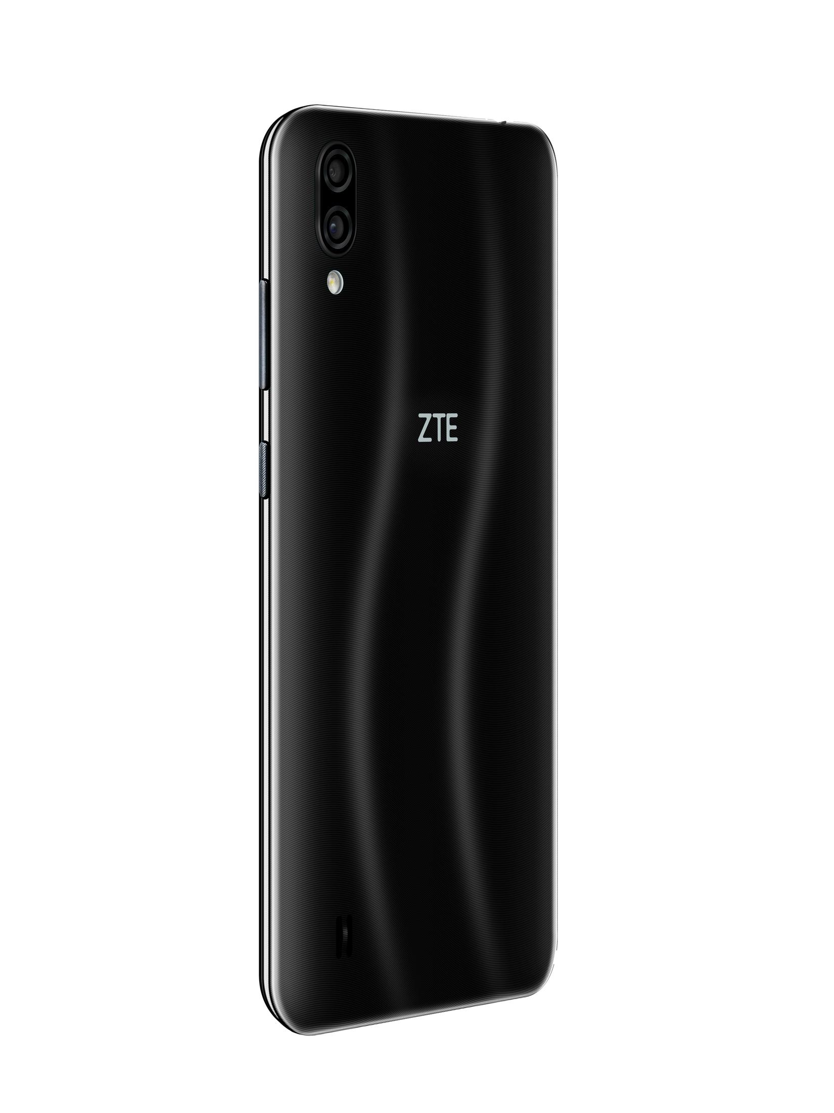 Schwarzes ZTE-Telefon. Rückansicht. Dual-Kamera oben. Das ZTE-Logo ist zentriert. Schlichter Hintergrund.