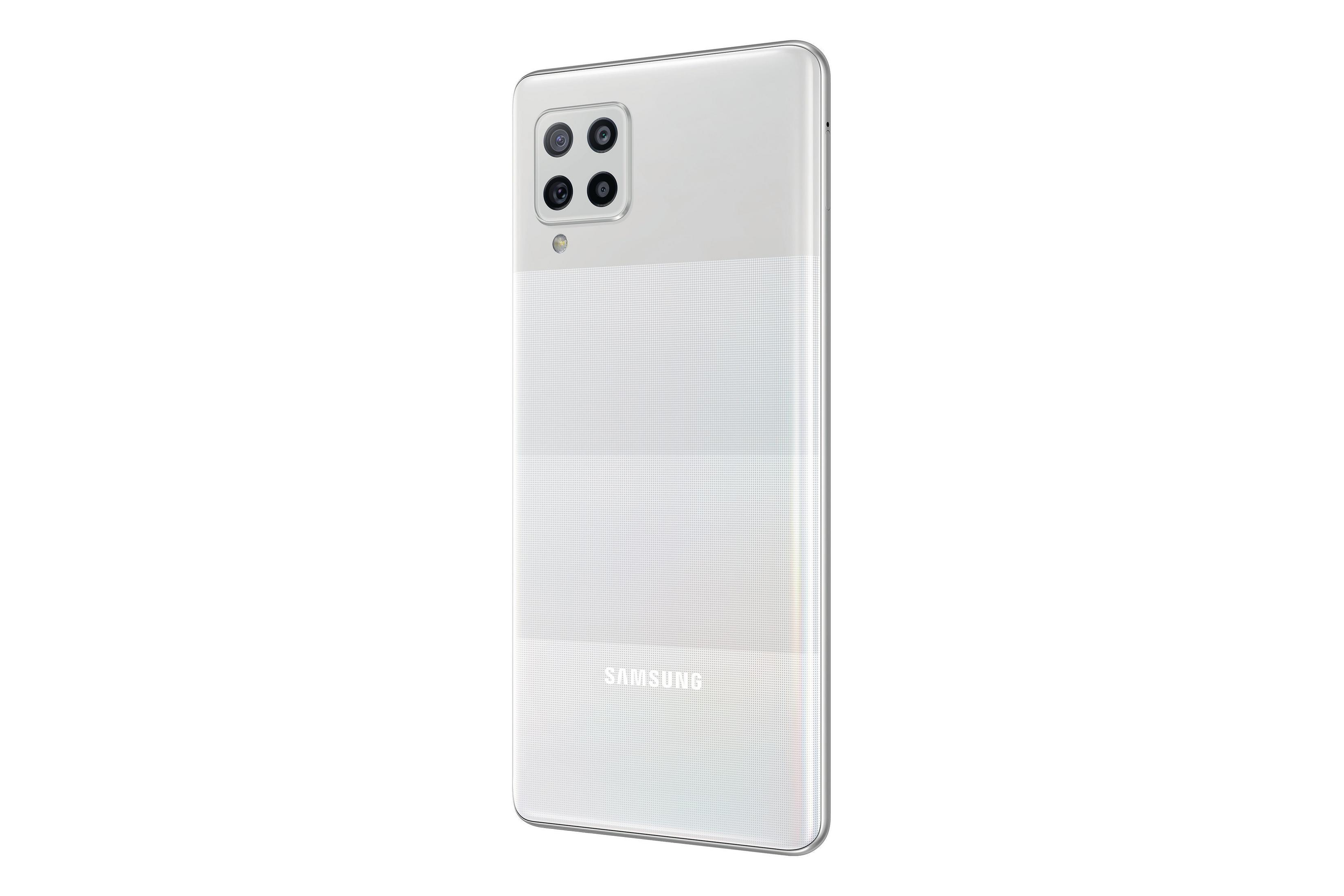 Smartphone Samsung blanco con cuatro cámaras traseras y logotipo Samsung en la parte trasera.