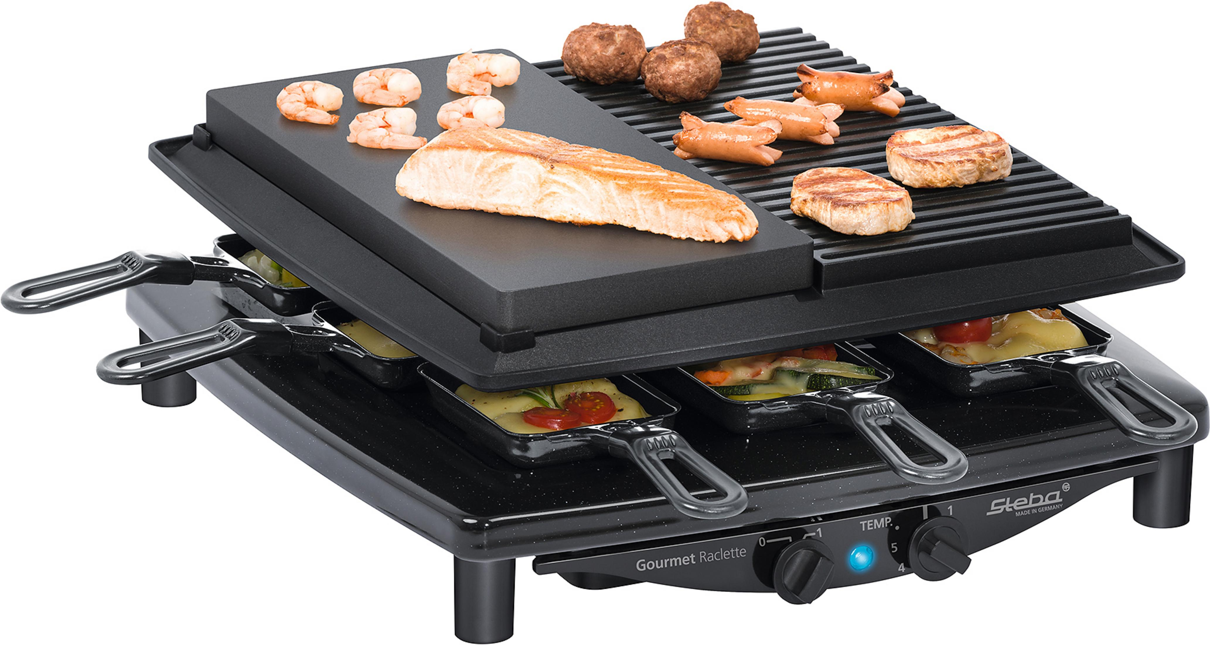 Raclette-Grill mit Essen darauf, bereit zum Kochen, auf weißem Hintergrund.