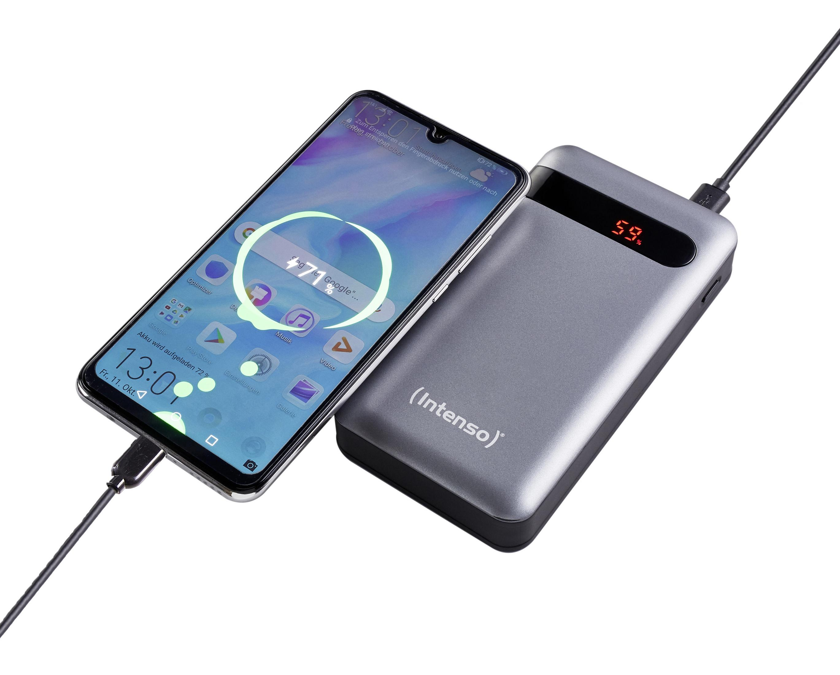 Smartphone aangesloten op een zilverkleurige powerbank. Het scherm toont een app.